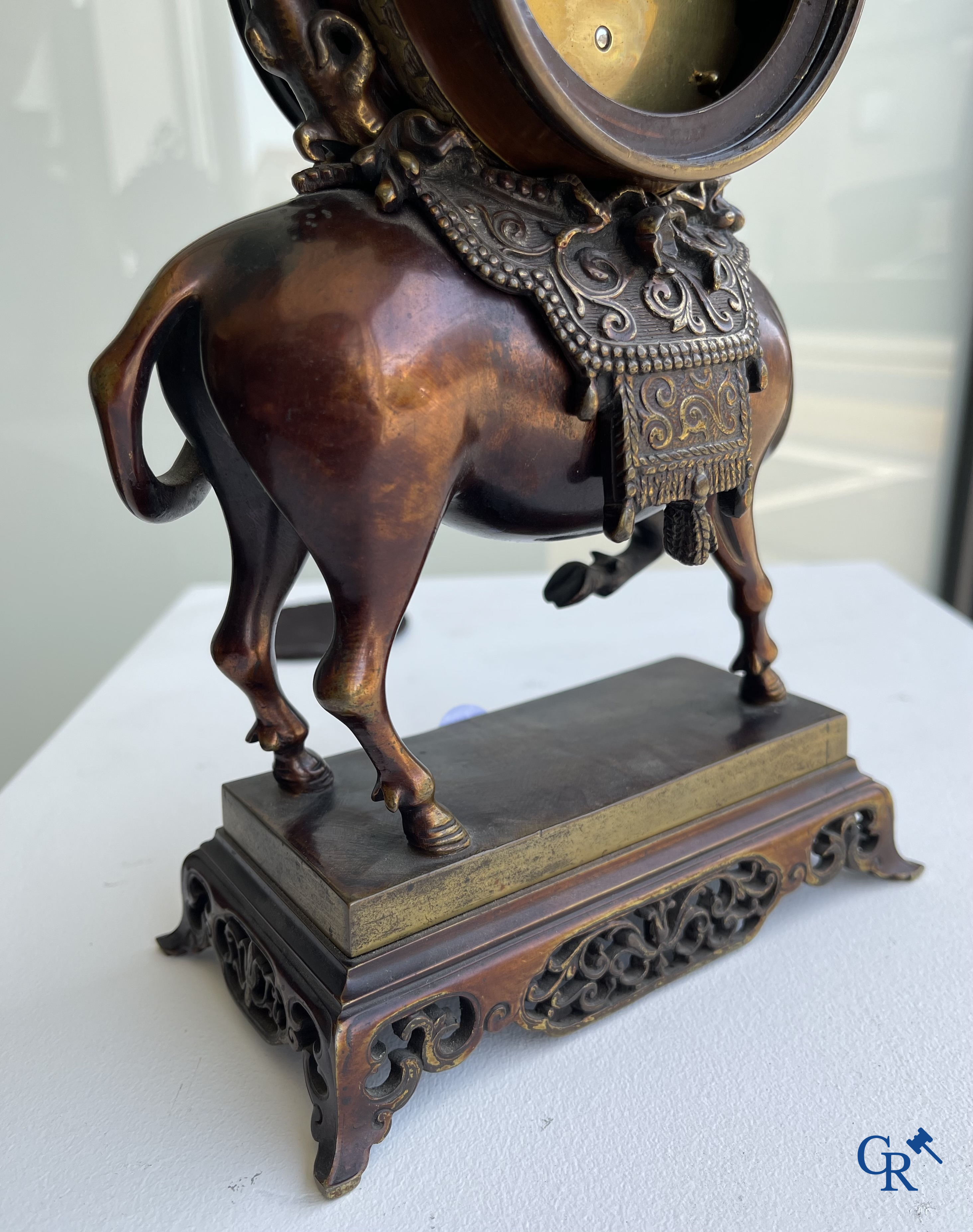 Escalier de Cristal à Paris. Een Franse klok met waterbuffel in Japoniserende stijl. Circa 1880.