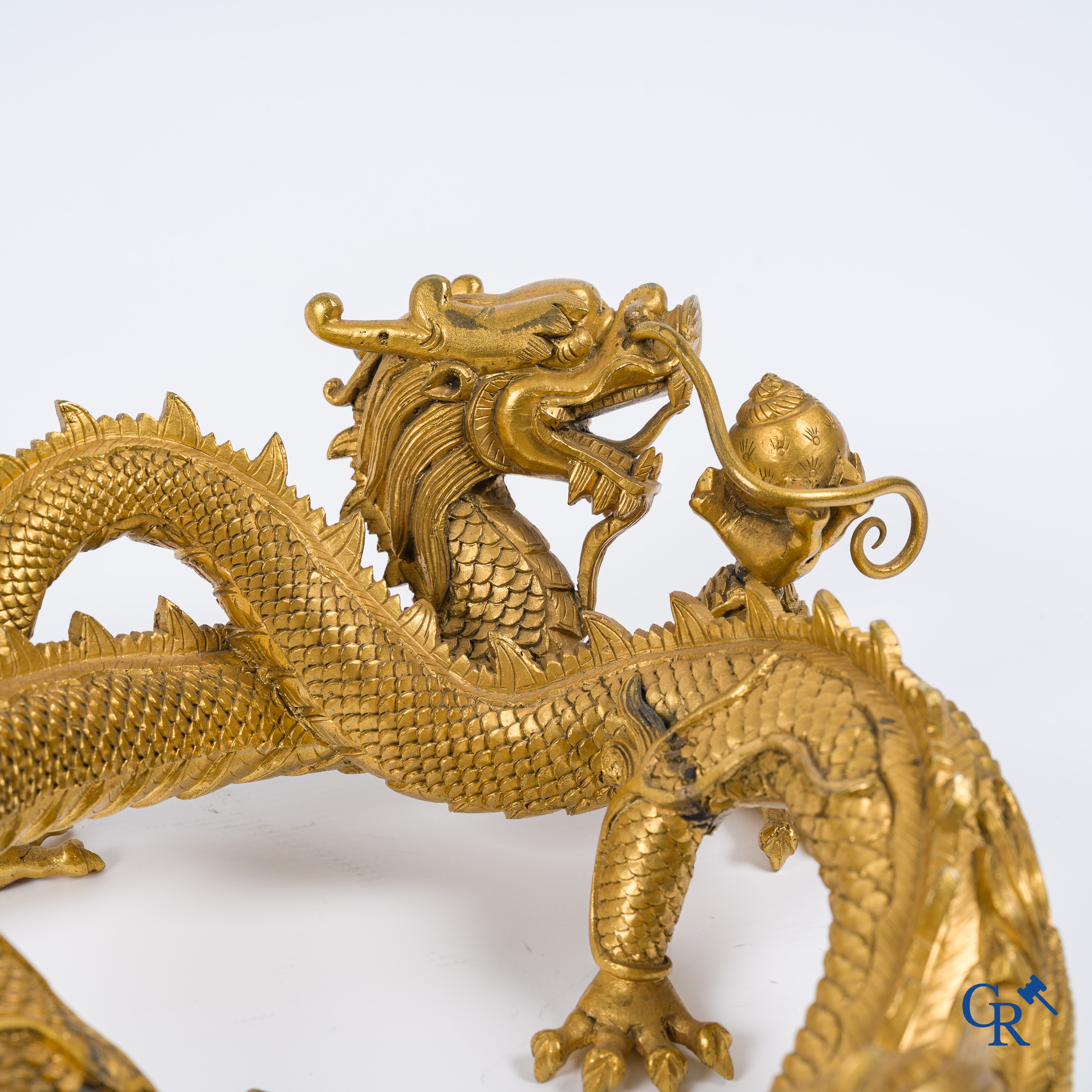 Aziatica. China. Een zeldzame Chinese drakensokkel in verguld brons. Qing Dynastie.