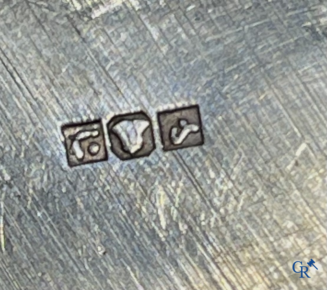 Zilver. Grote groentenschotel met gelobd deksel en opengewerkt handvat. Meerdere keurmerken. 20ste eeuw.