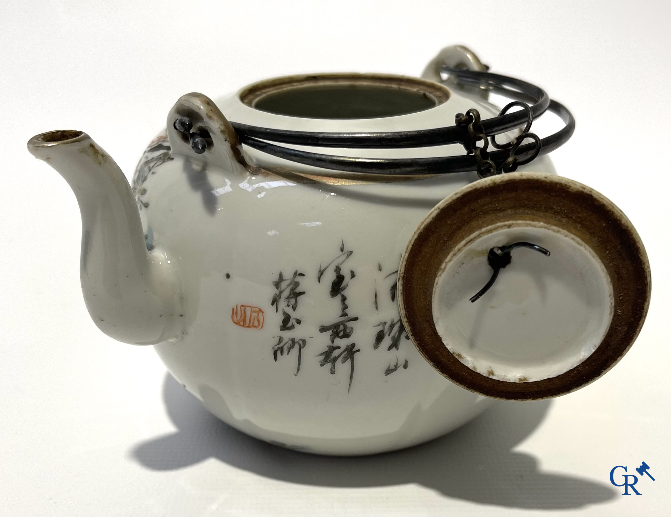 Aziatica. Chinees porselein. Een kavel van 2 Chinese theepotten en een Chinese kom.