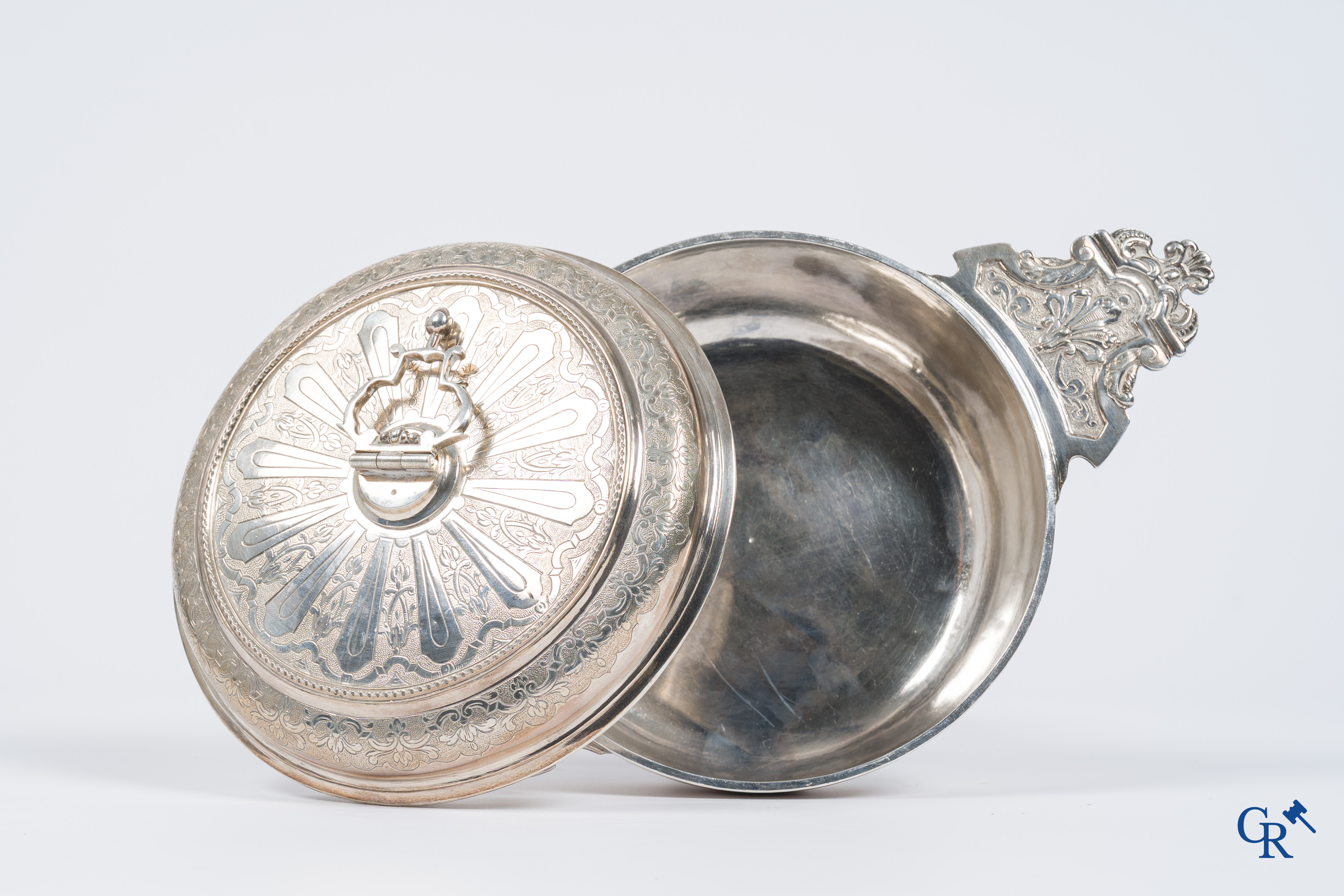 Zilver. Mechelen, 1ste helft 18e eeuw, circa 1720.  Ronde dekselschotel met 2 platte handvaten. Meestermerk met anker.