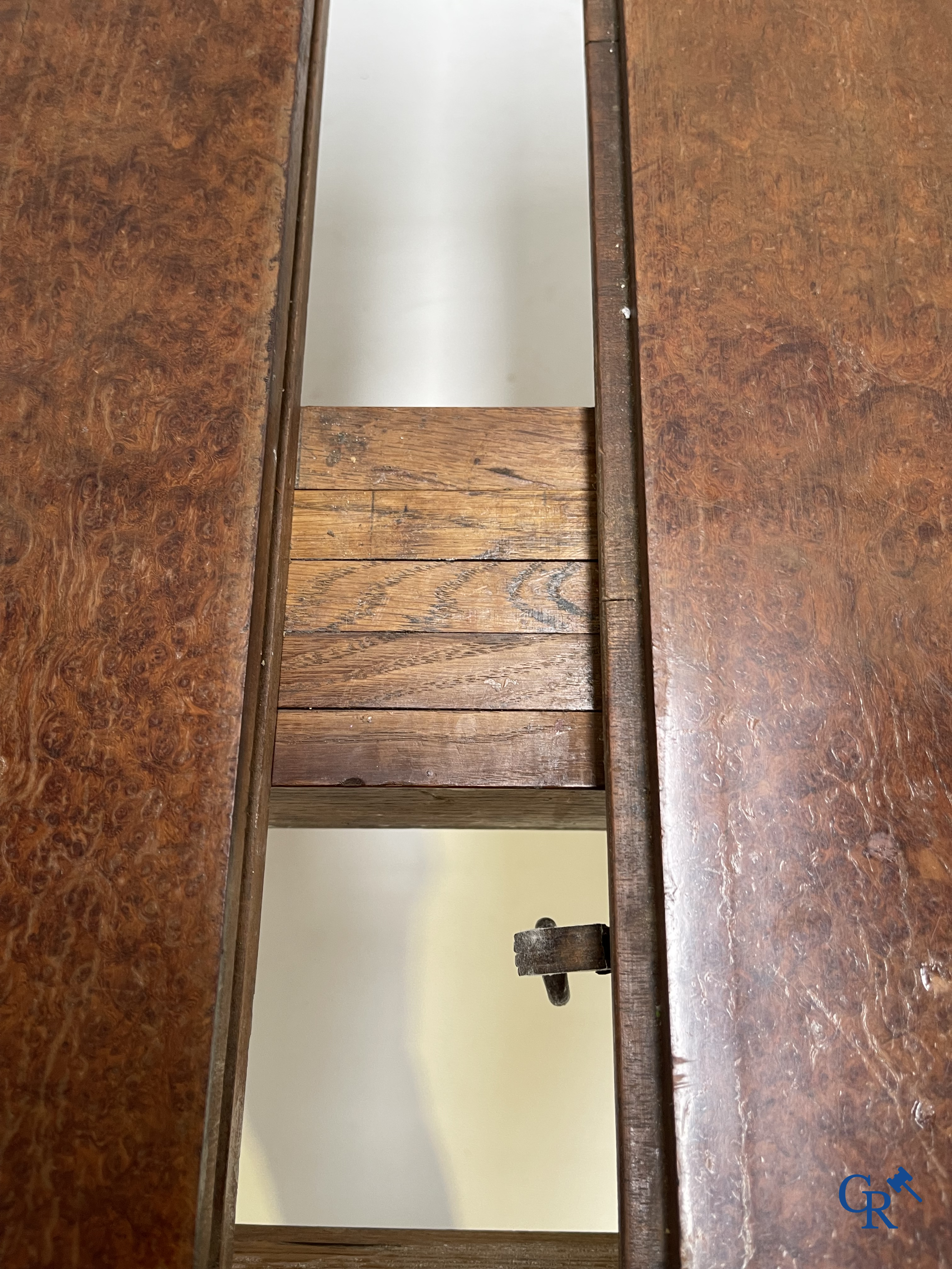 Uitzonderlijk eetkamermeubilair in mahoniehout fineer, marmer en brons. Napoleon III stijl. Circa 1900.