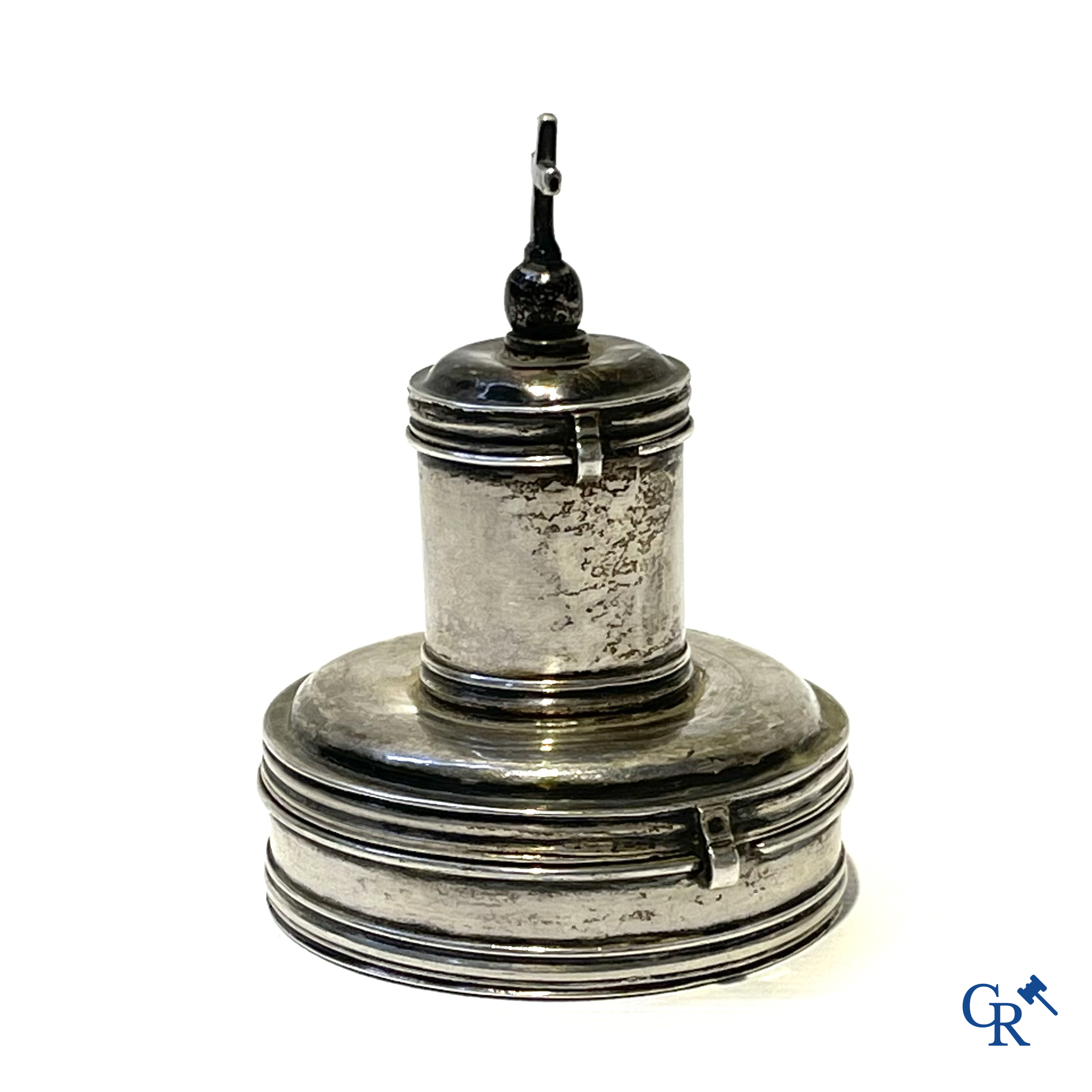 Religieuze objecten. Zilveren chrismatorium met pyxis. Antwerpen 17e eeuw.