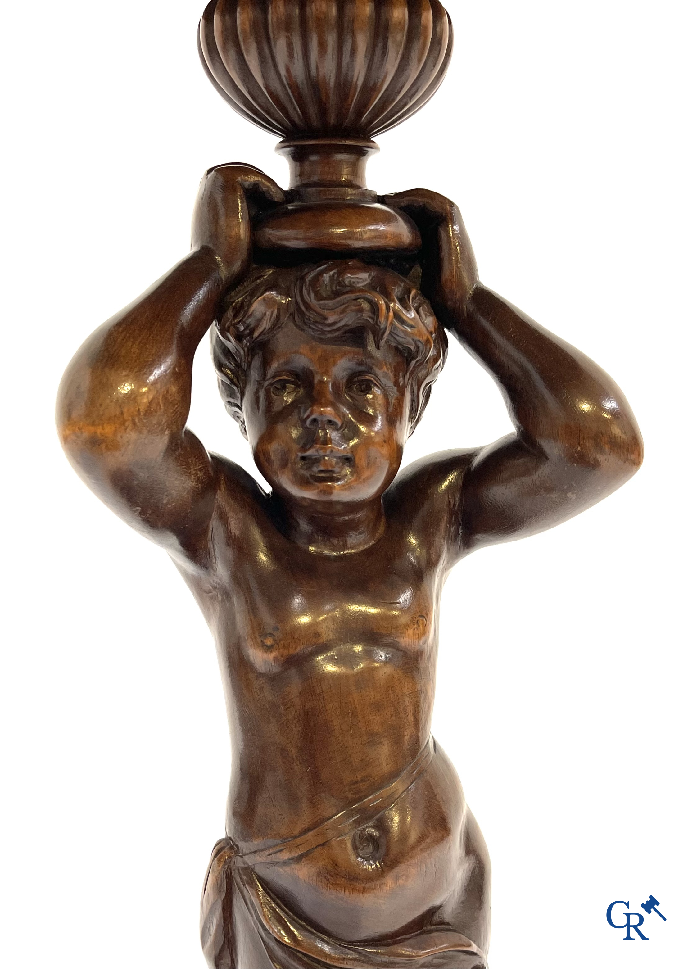 Een gesculpteerde sokkel in fruithout met putti. Circa 1920.