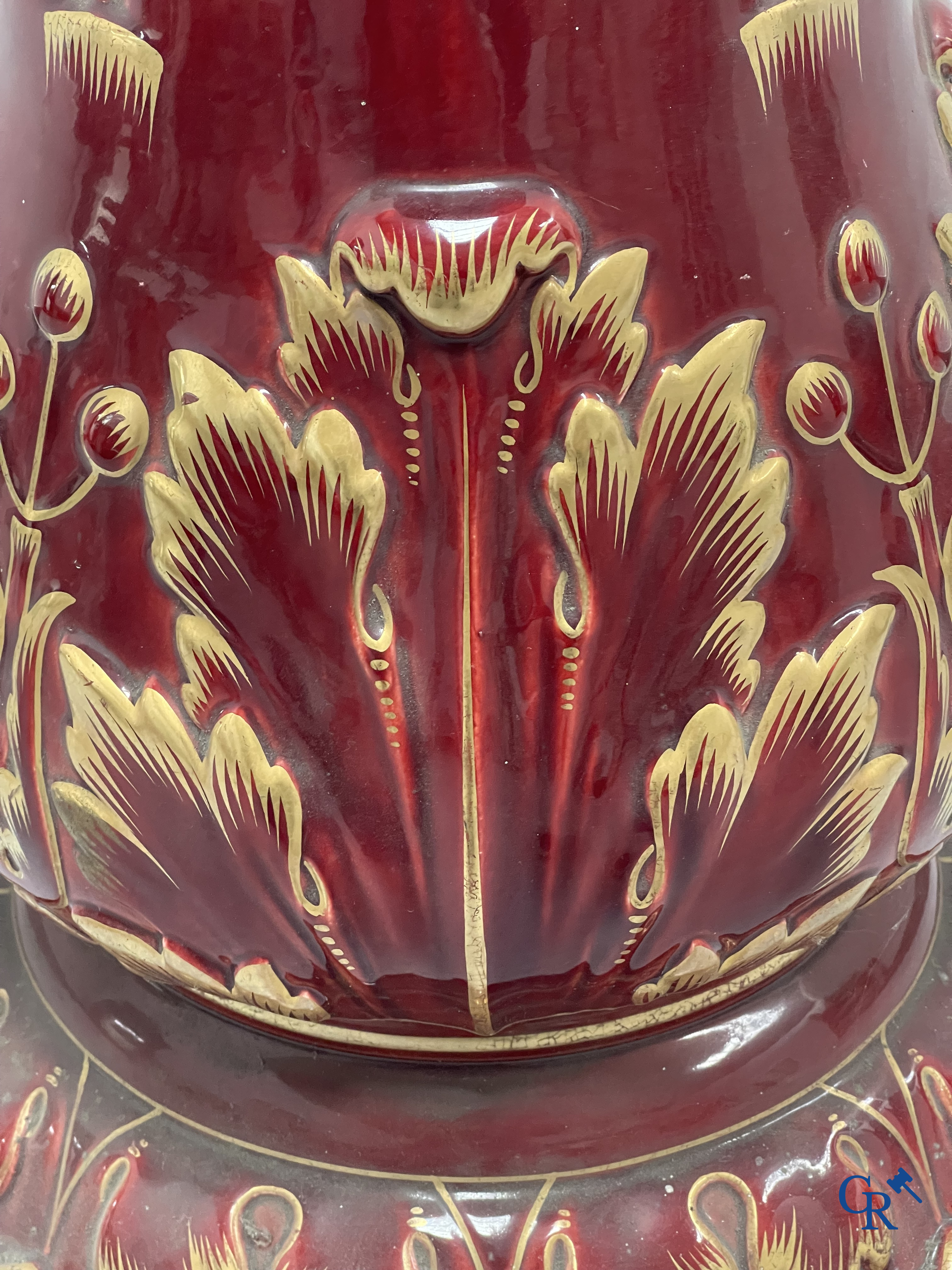 Art Nouveau, Sarreguemines. Een cache pot in geëmailleerde faience of barbotine op bijhorende staander. Circa 1910.