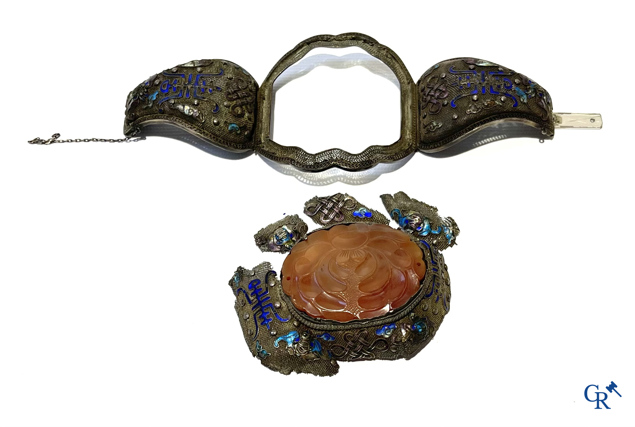 Aziatica. Grote Chinese armband in zilver filigraan met een centrale lotusbloem in gesneden carneool-kwarts. 19e eeuw.