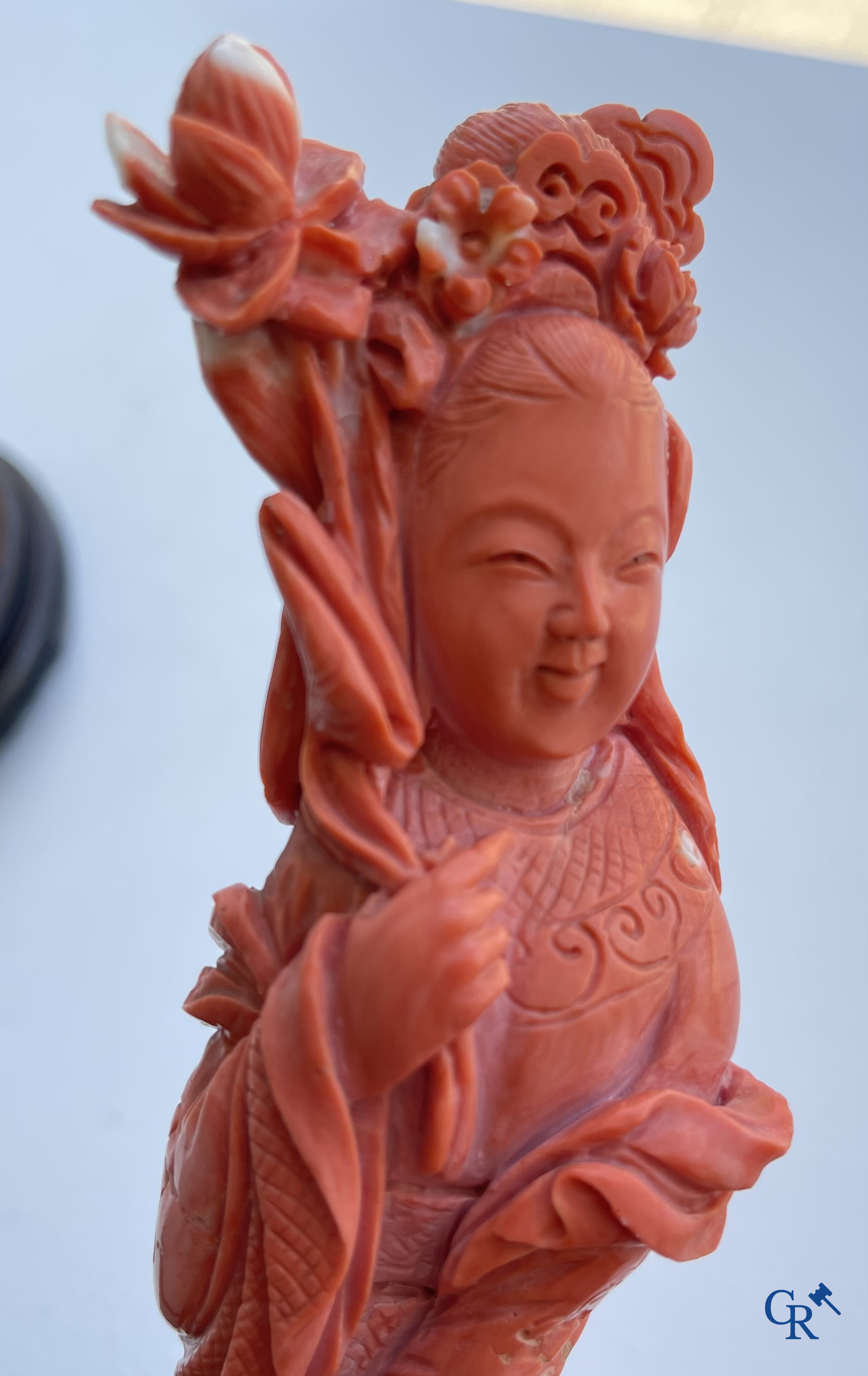 Aziatica, China. Een rode koraal figuur van een Chinese dame op houten sokkel.