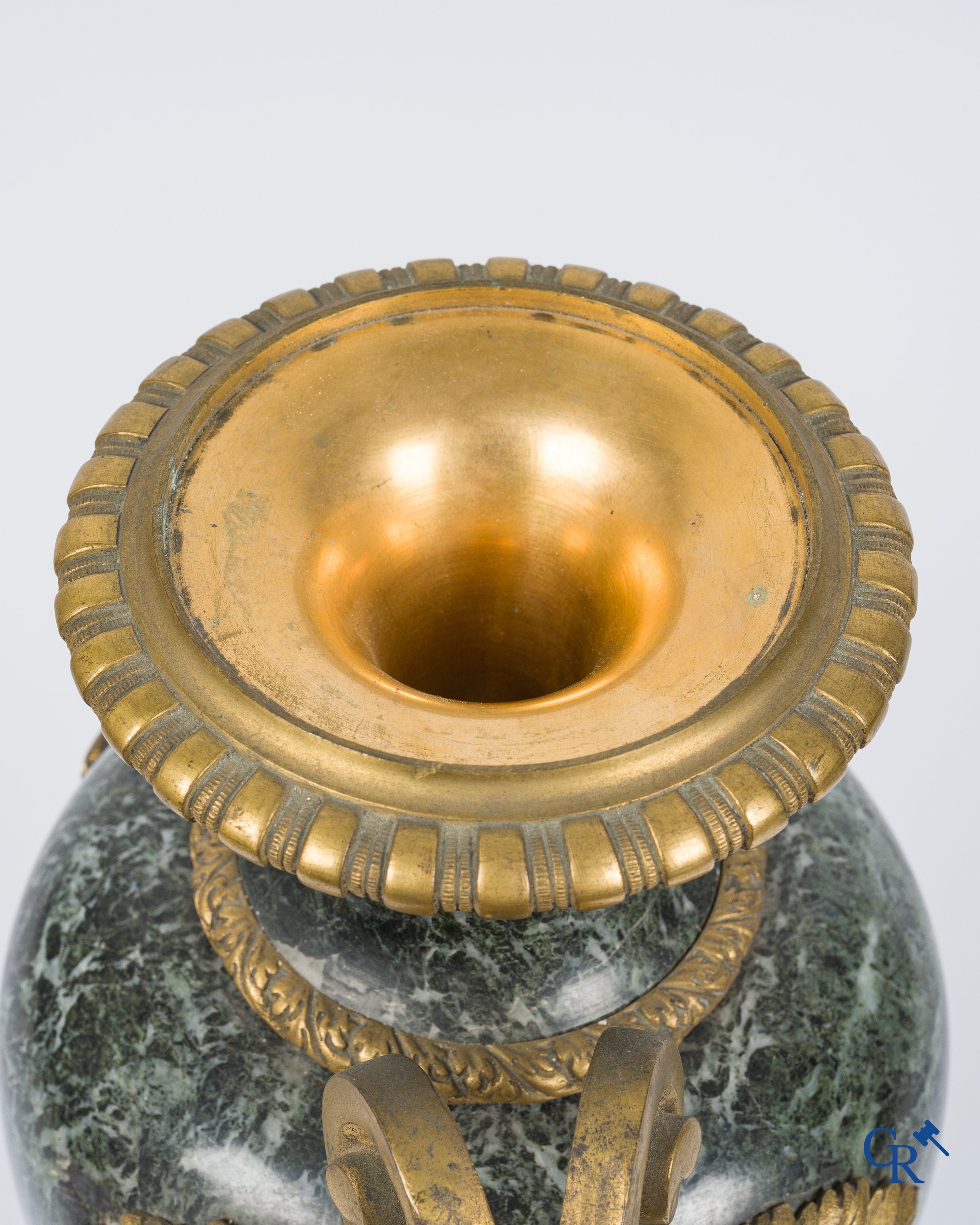 Een paar grote cassolettes in groen geaderde marmer en vergulde brons. LXVI-stijl, circa 1900.