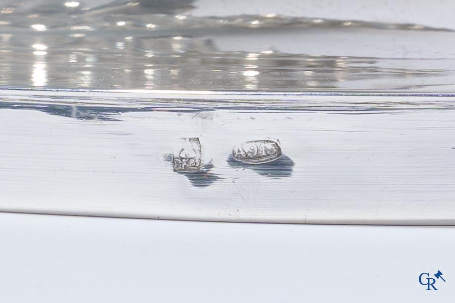 Zilver. Uitzonderlijk tafelmiddenstuk met zwanen in zilver 915°/00. Empire stijl.