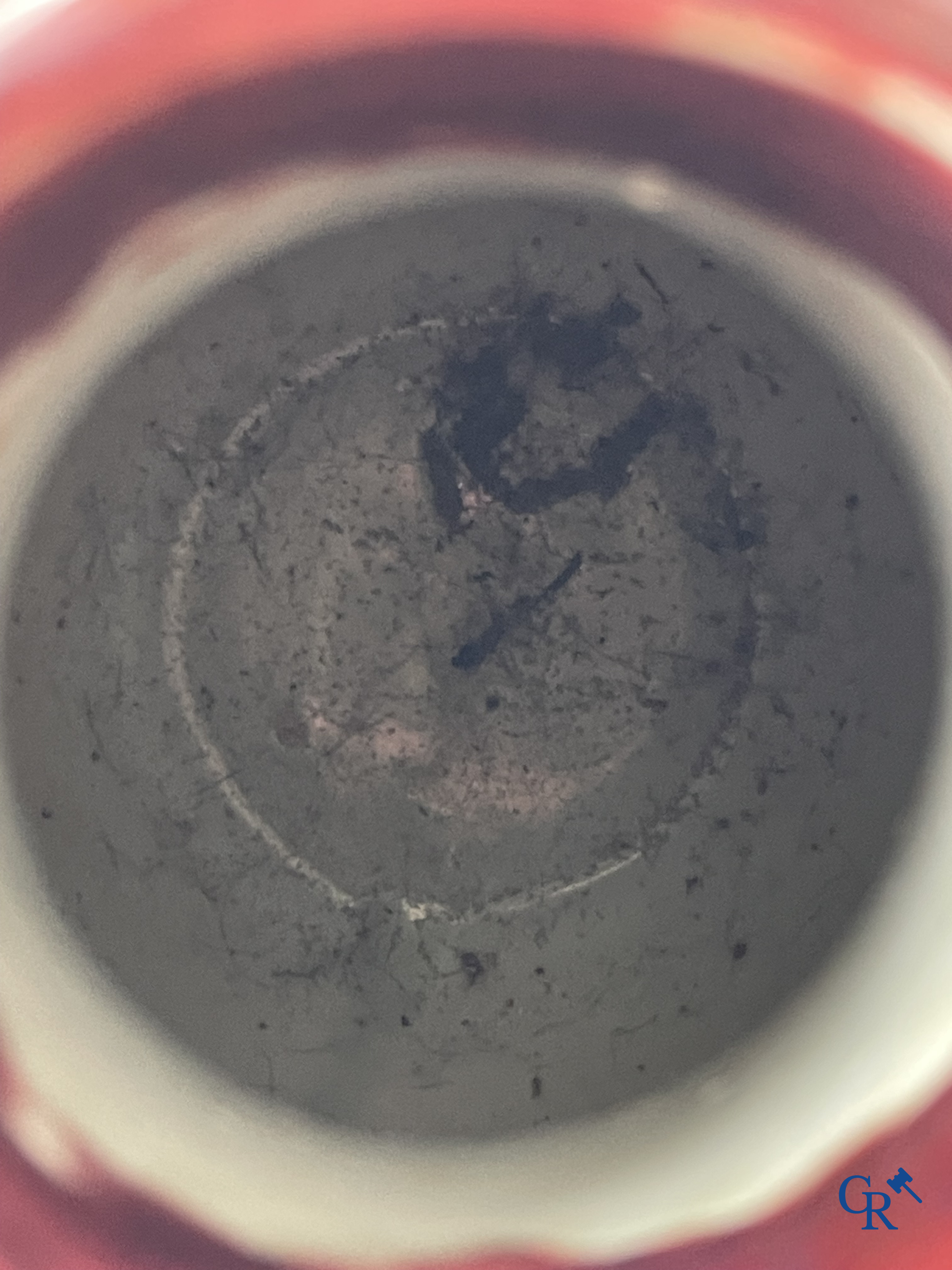 Aziatica. Een Chinese porseleinen Sang de boeuf vaas. 19e eeuw.