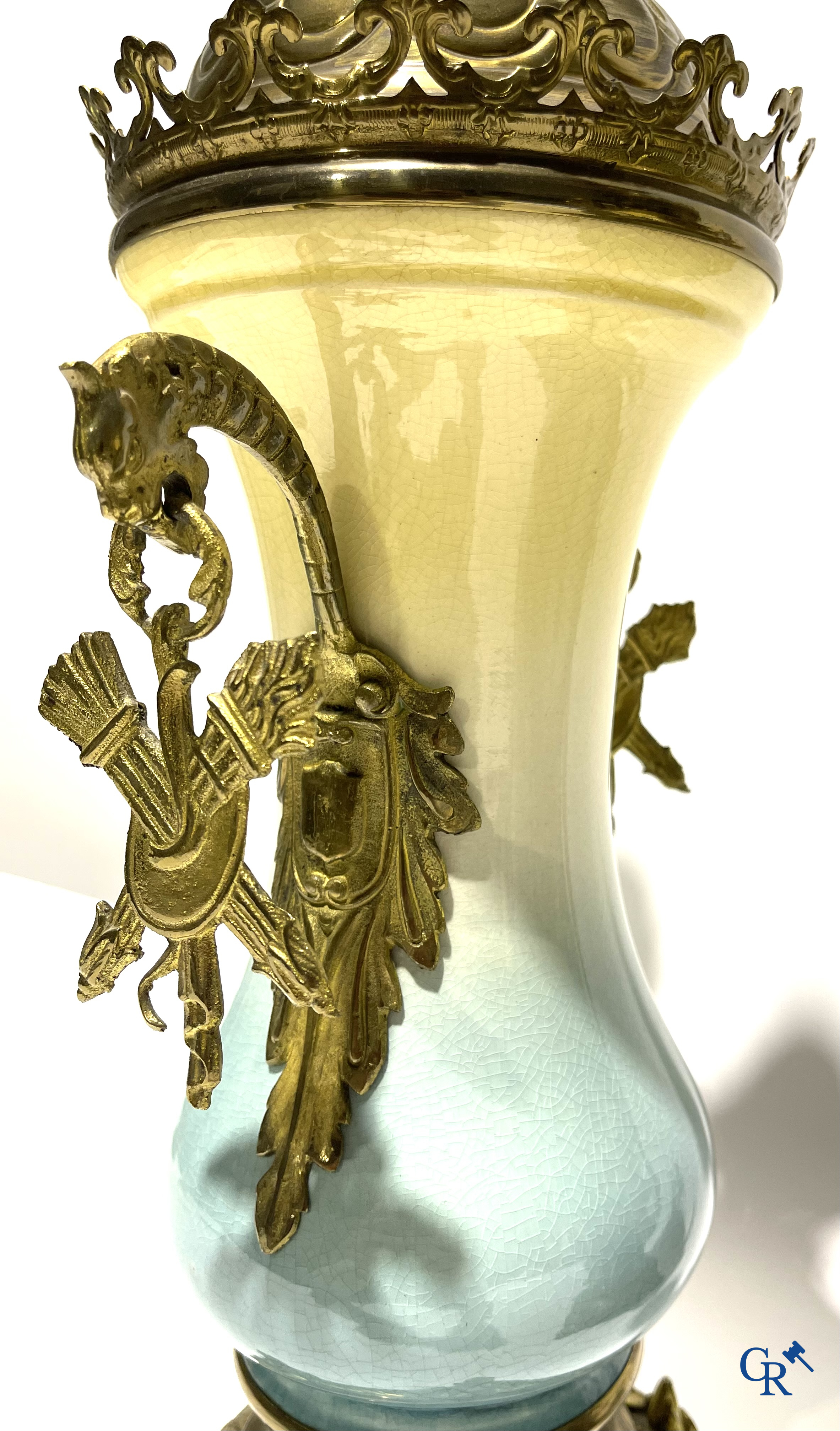 Een groot 5-delige schouwgarnituur in brons en faience. Belle Epoque, Circa 1900.