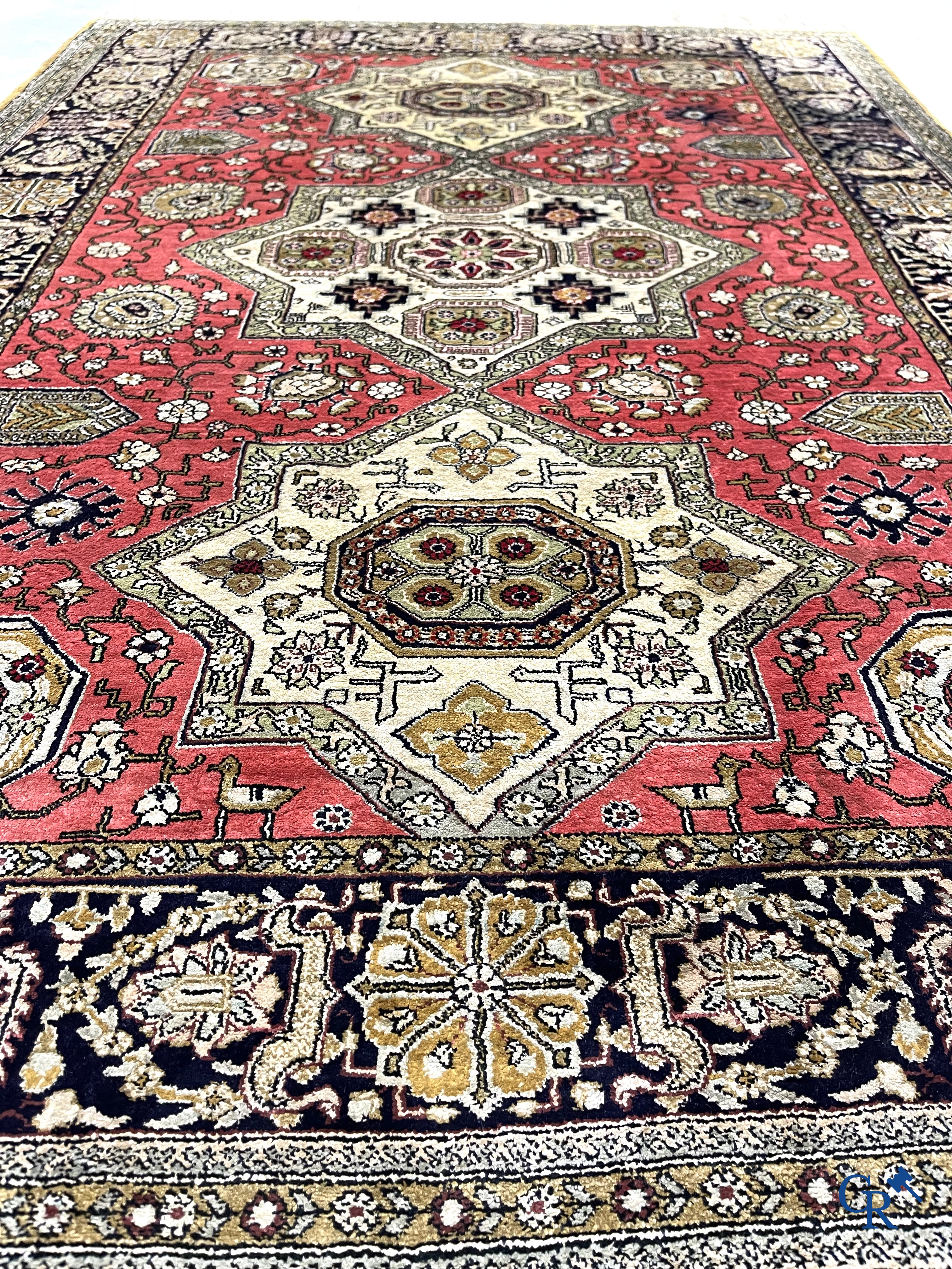 Oosterse tapijten. Handgeknoopt zijden tapijt met geometrisch en floraal decor.