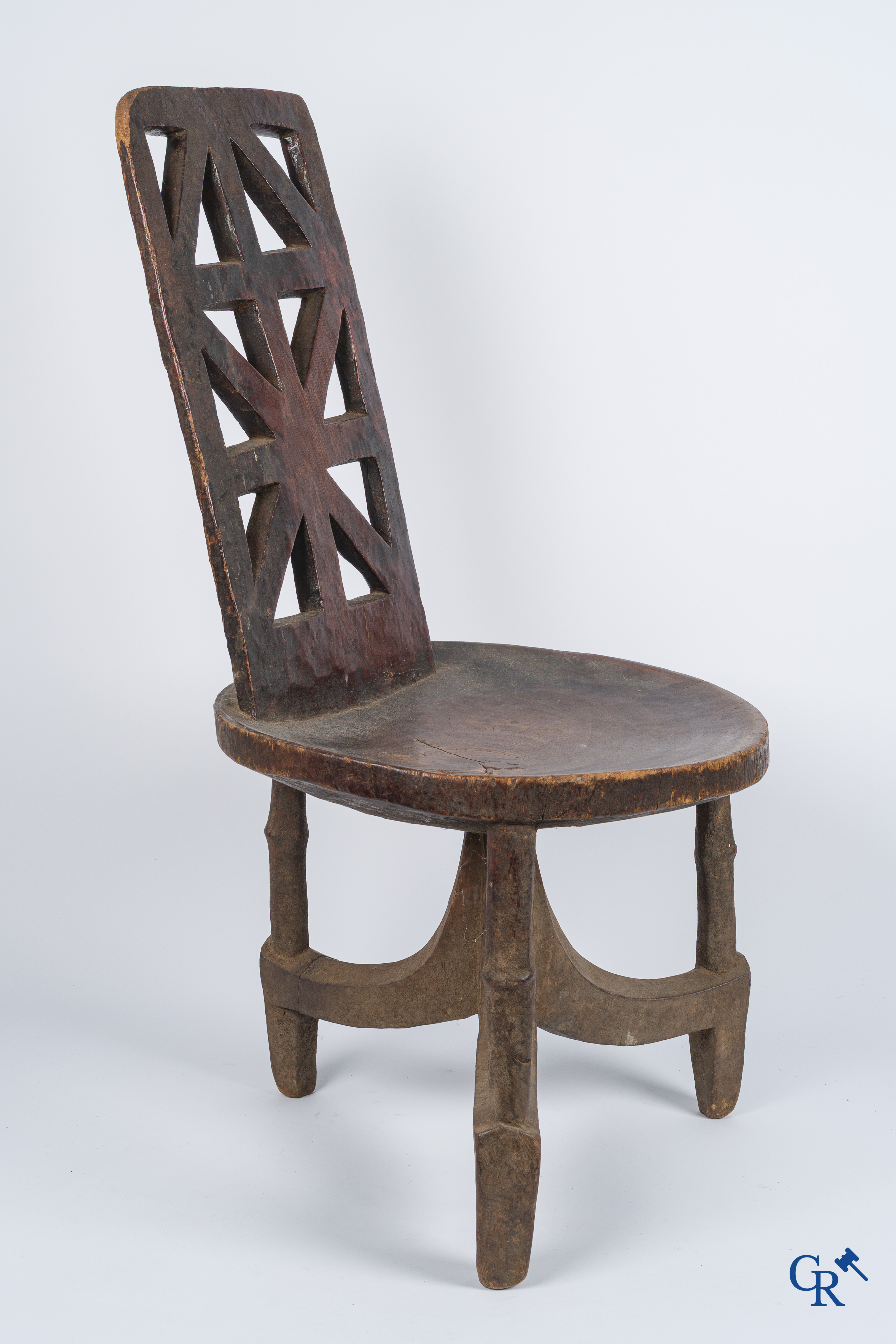 Tribale kunst. Ethiopië, Oromia regio. Een houtgesculpteerde stoel met hoge rugleuning.