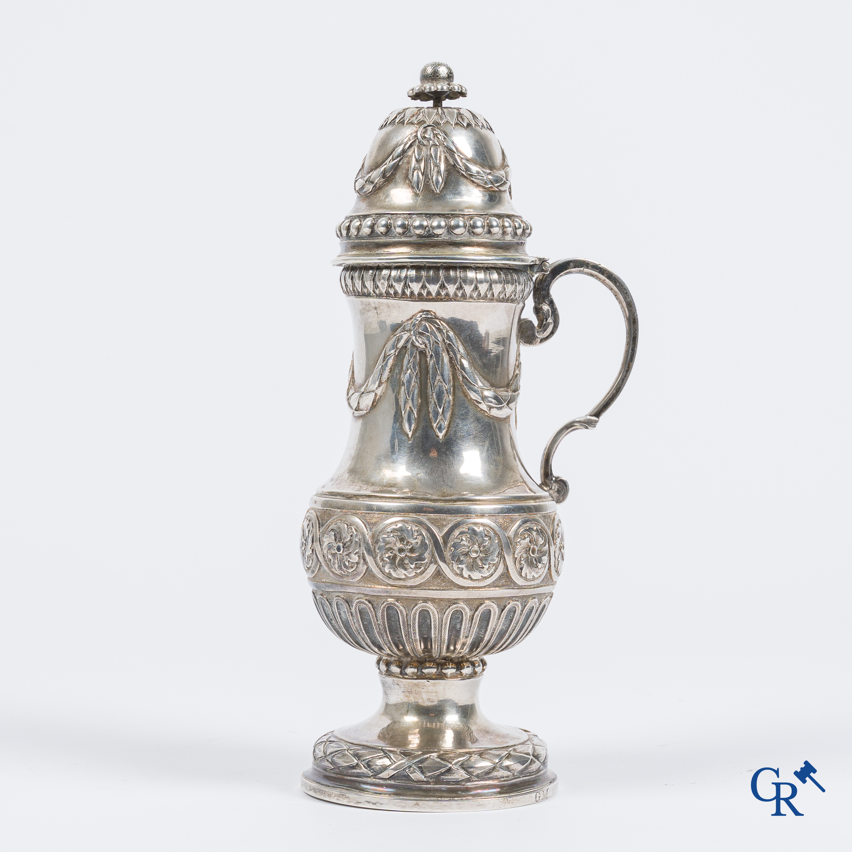 Grote mosterdpot in zilver, initialen G.M. gegraveerd in de voet. Meerdere keurstempels. Eind 18e eeuw.