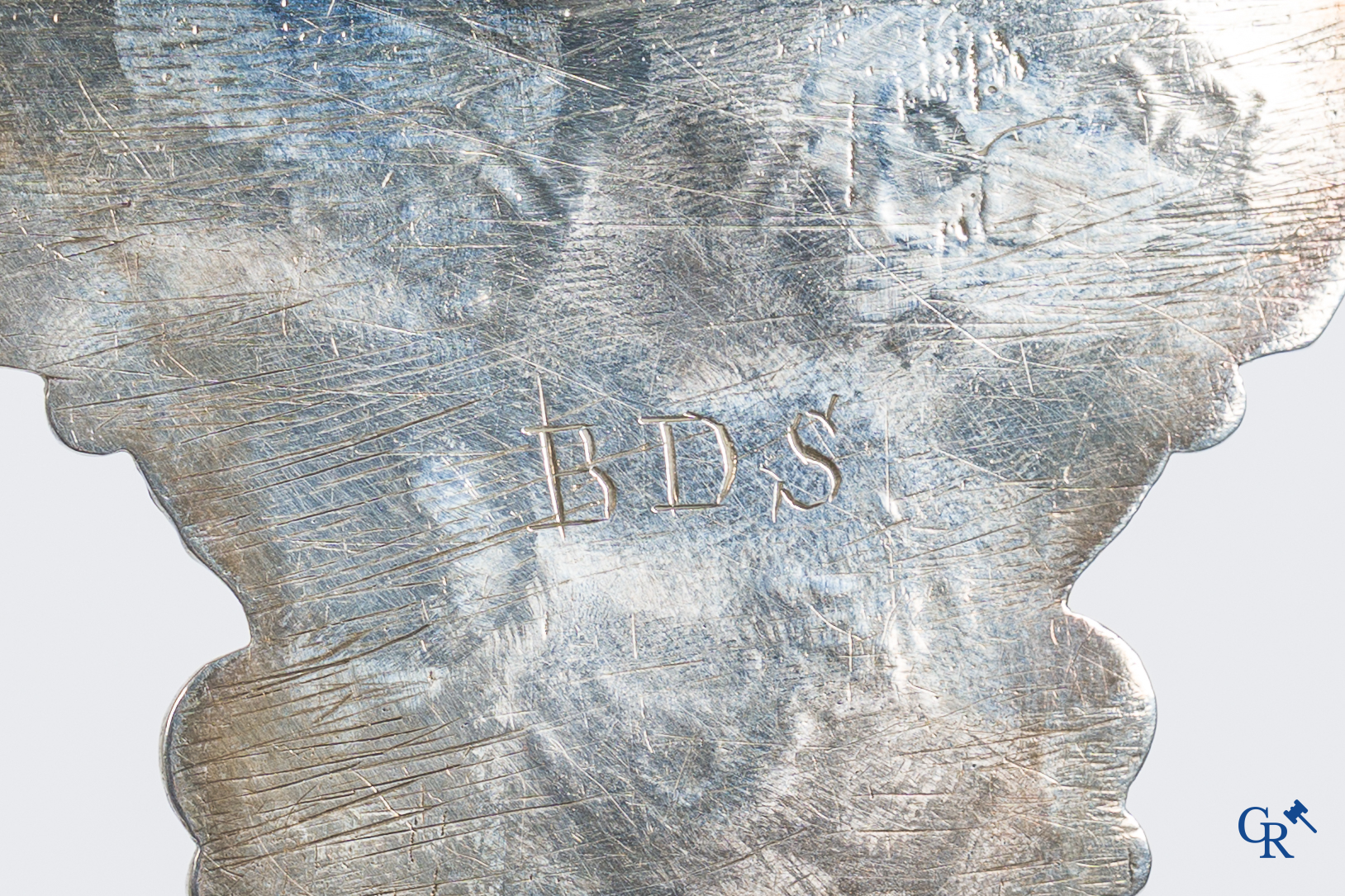 Zilver. Mechelen, 1ste helft 18e eeuw, circa 1720.  Ronde dekselschotel met 2 platte handvaten. Meestermerk met anker.