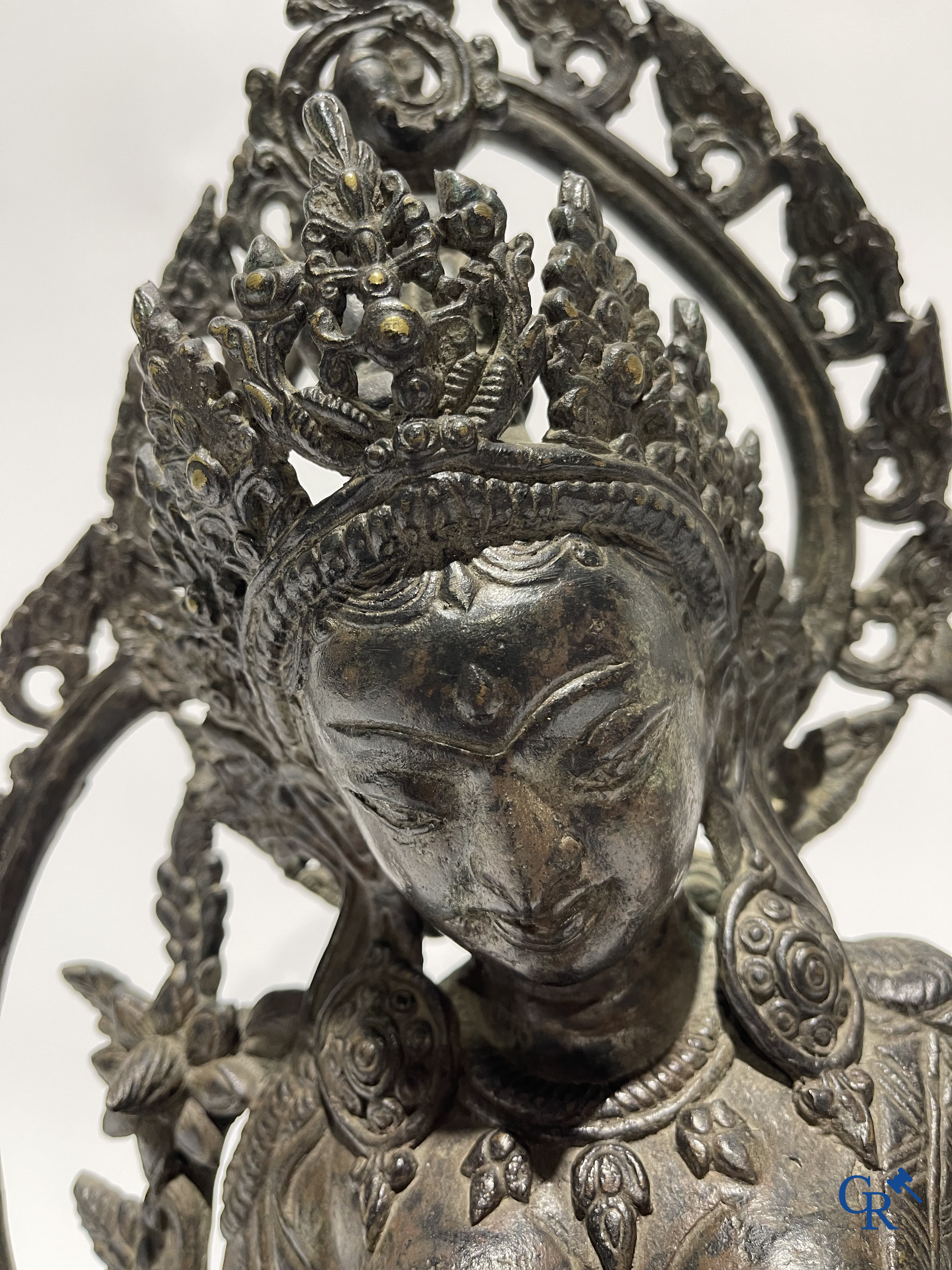 Aziatica, Een bronzen voorstelling van Syamatara. Resten van vergulding. Tibet, 19e eeuw.