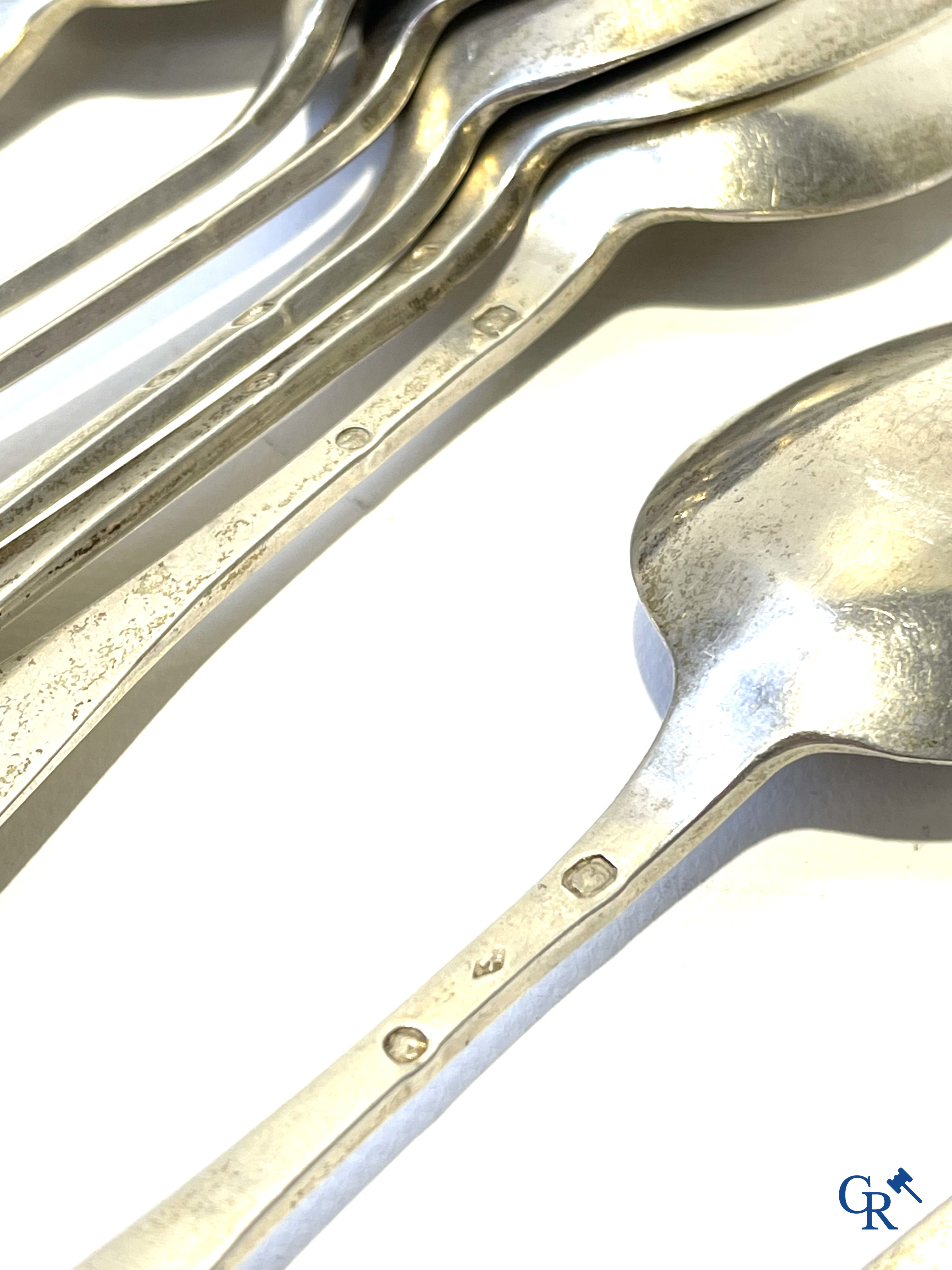 Zilver. Reeks van 12 vorken en 12 lepels in zilver, 2de gehalte. Initialen LDB. Begin 19e eeuw.