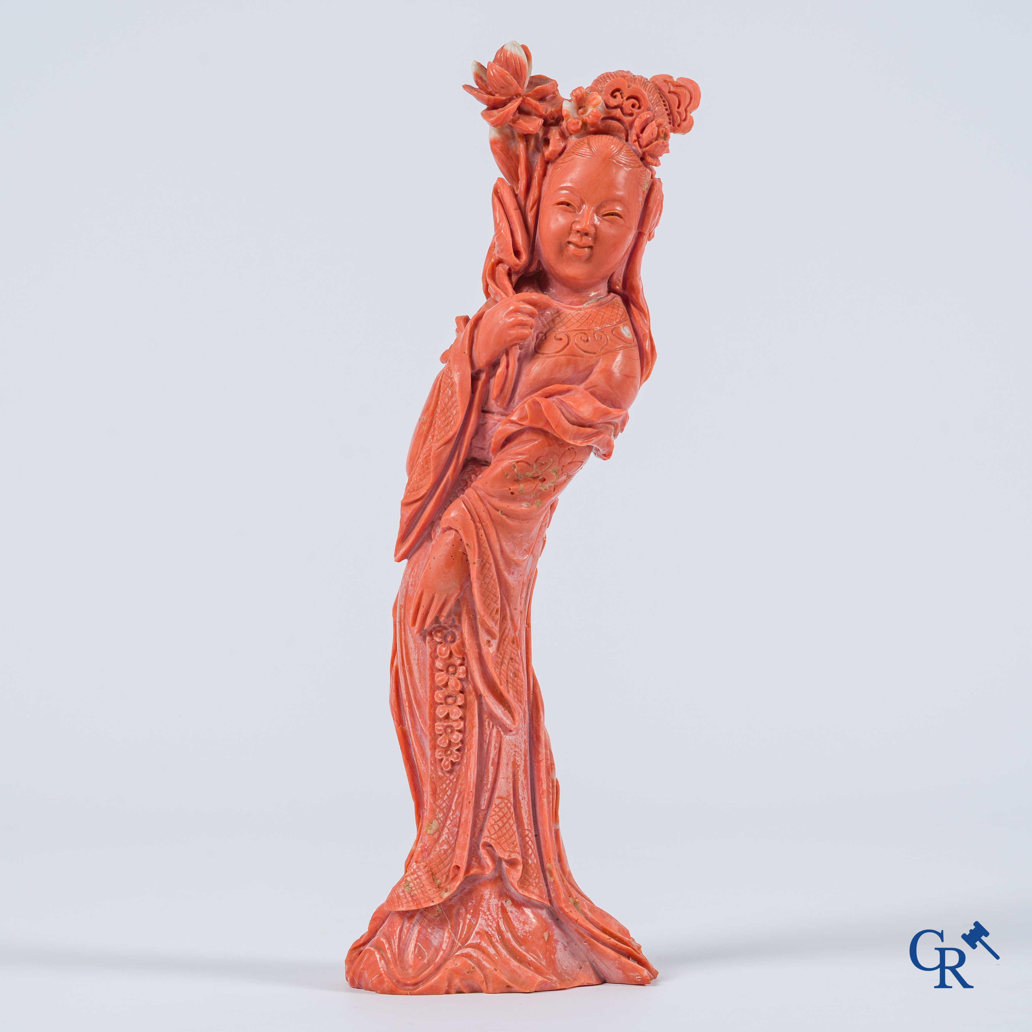 Aziatica, China. Een rode koraal figuur van een Chinese dame op houten sokkel.