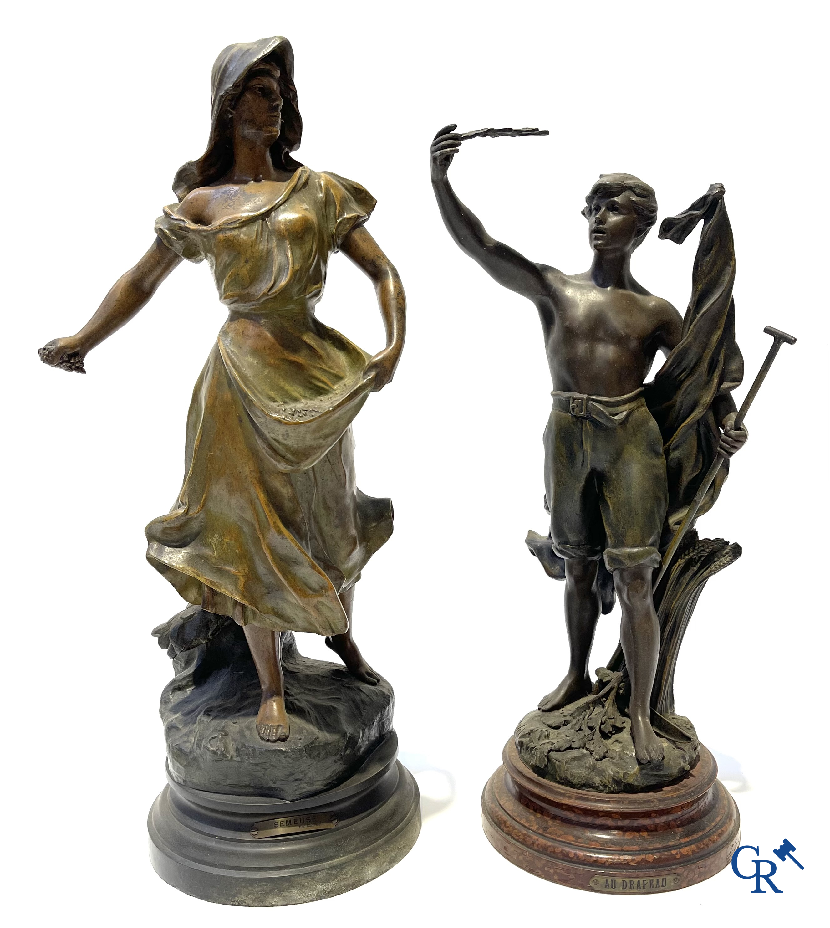 Een kavel van 2 klokken en 3 beelden in kunstbrons.