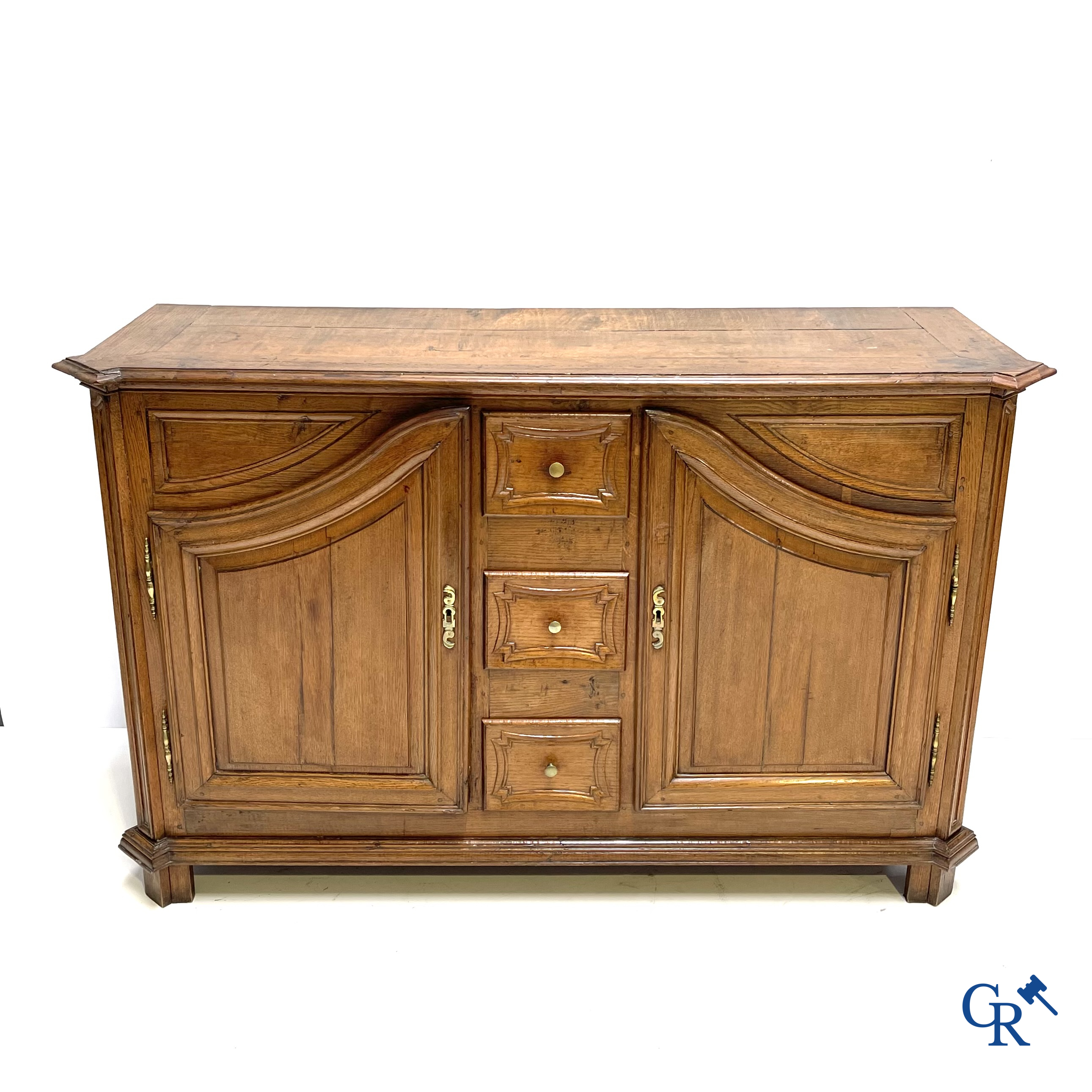 Eikenhouten franse dressoir. 2 deuren en 3 laden. Eind 18e eeuw.