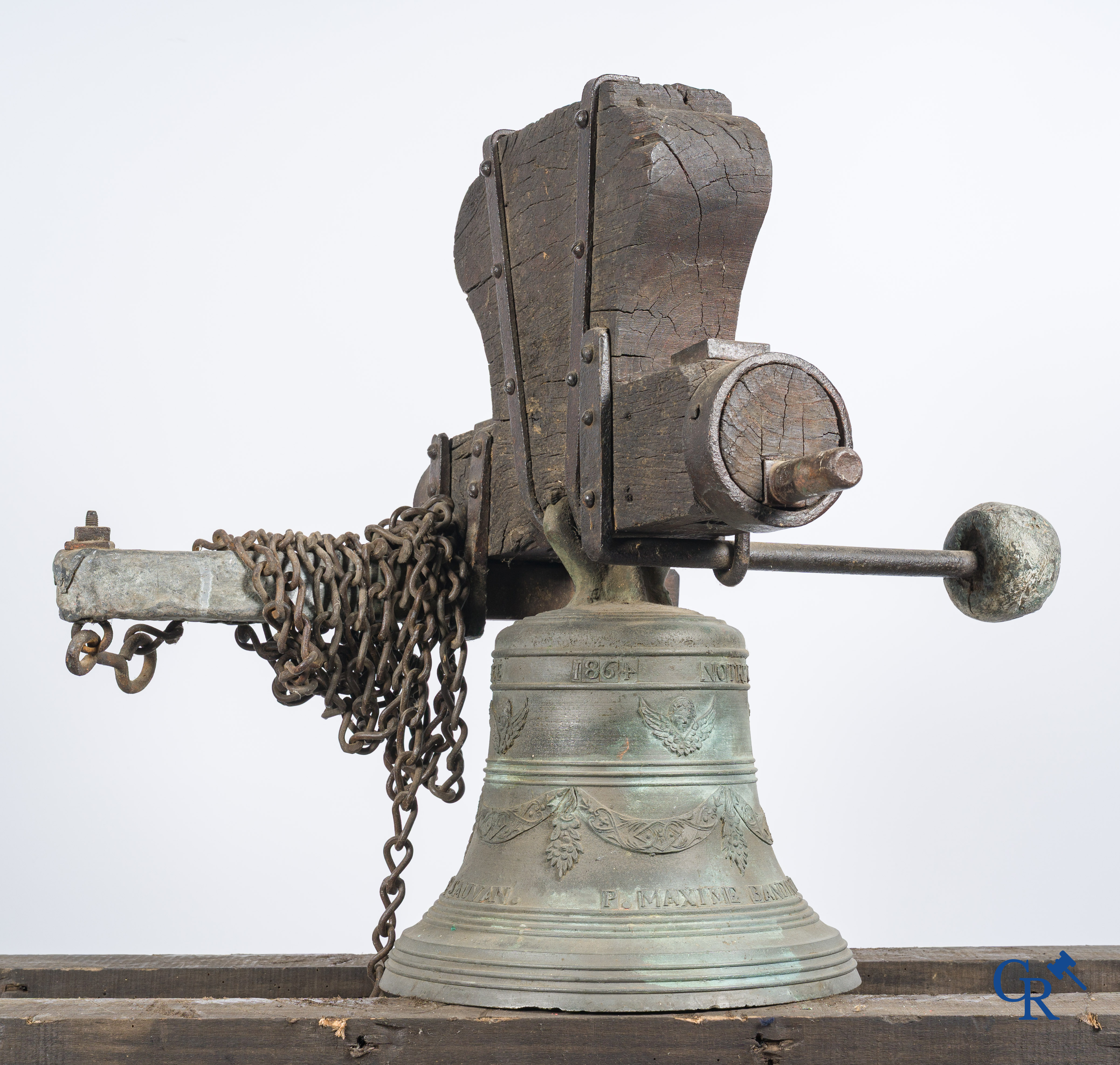 Grote bronzen bel met houten juk. Gedecoreerd met gevleugelde engelen en guirlandes. Inscriptieband. Nice 1864.