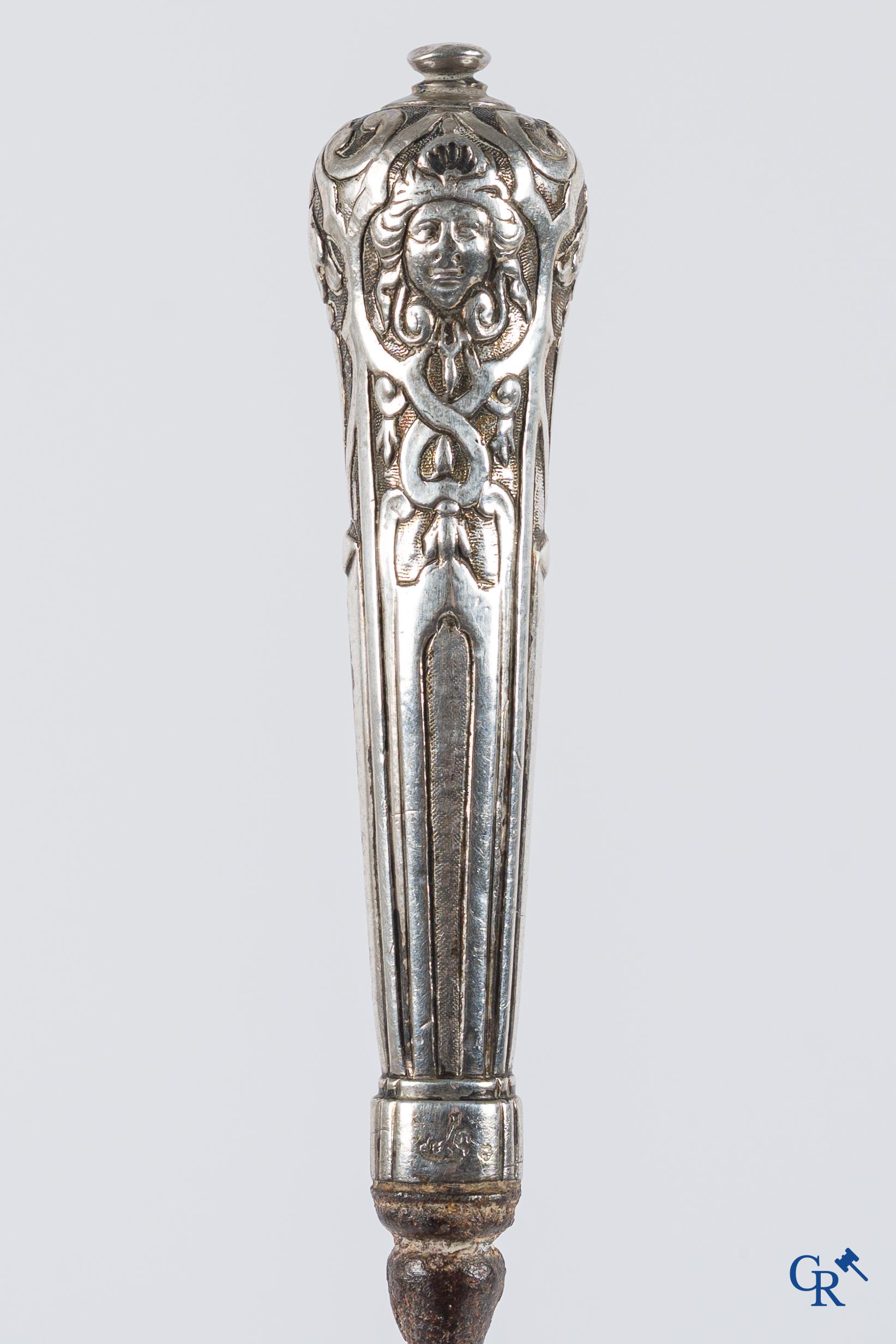 Zilver. 3 stuks tafelzilver waaronder een rattenstaartlepel, vleesspies en een mes. Vlaanderen, eind 16e eeuw.