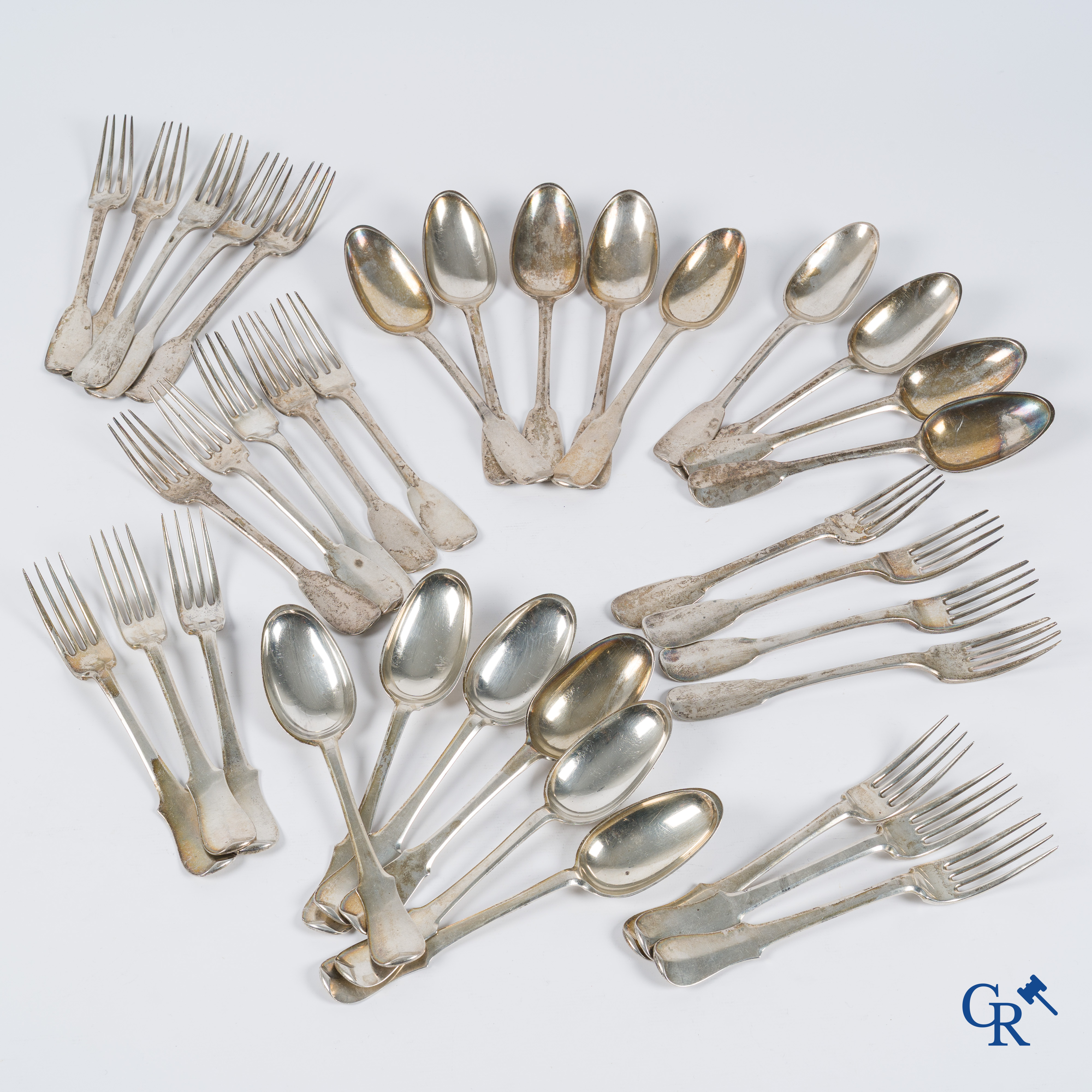 Zilver. Zeer interessant en groot lot met zilver bestek. 18e eeuw. Verschillende keurmerken. 20 vorken en 15 lepels.