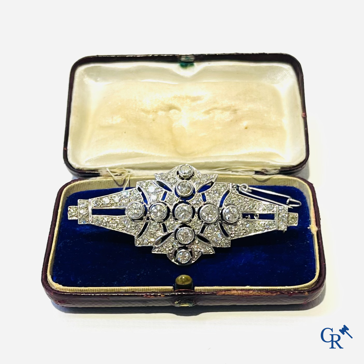 Juwelen: Een broche in witgoud 750°/00 bezet met briljanten.