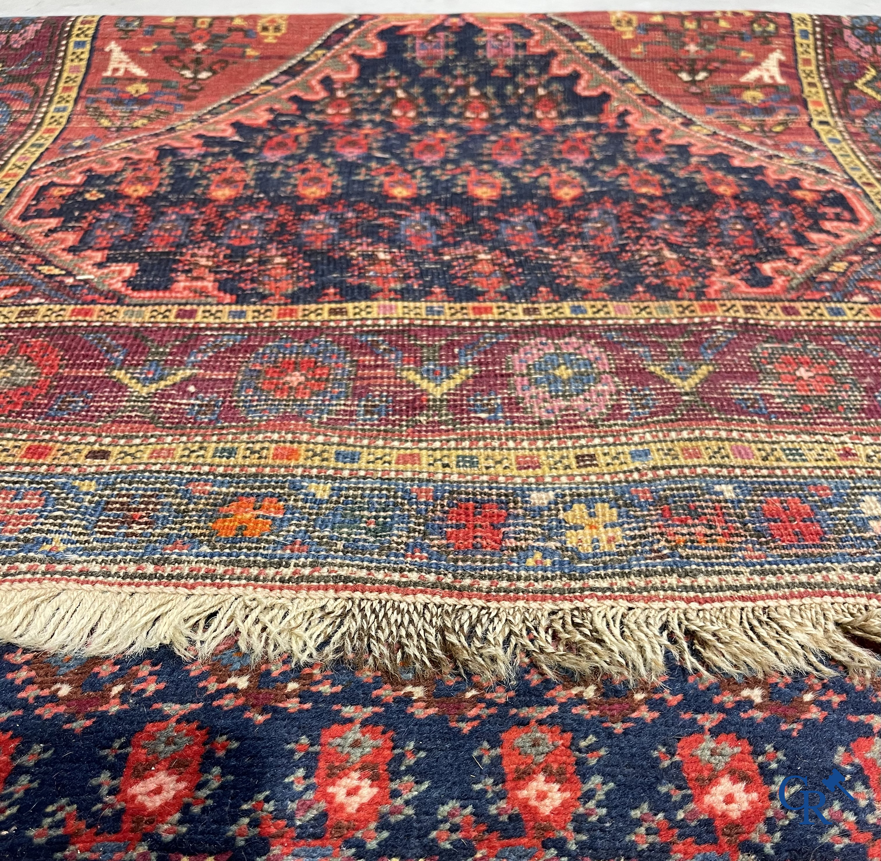 Oosterse tapijten. Een grote handgeknoopte antieke loper met geometrische motieven. 19e eeuw.