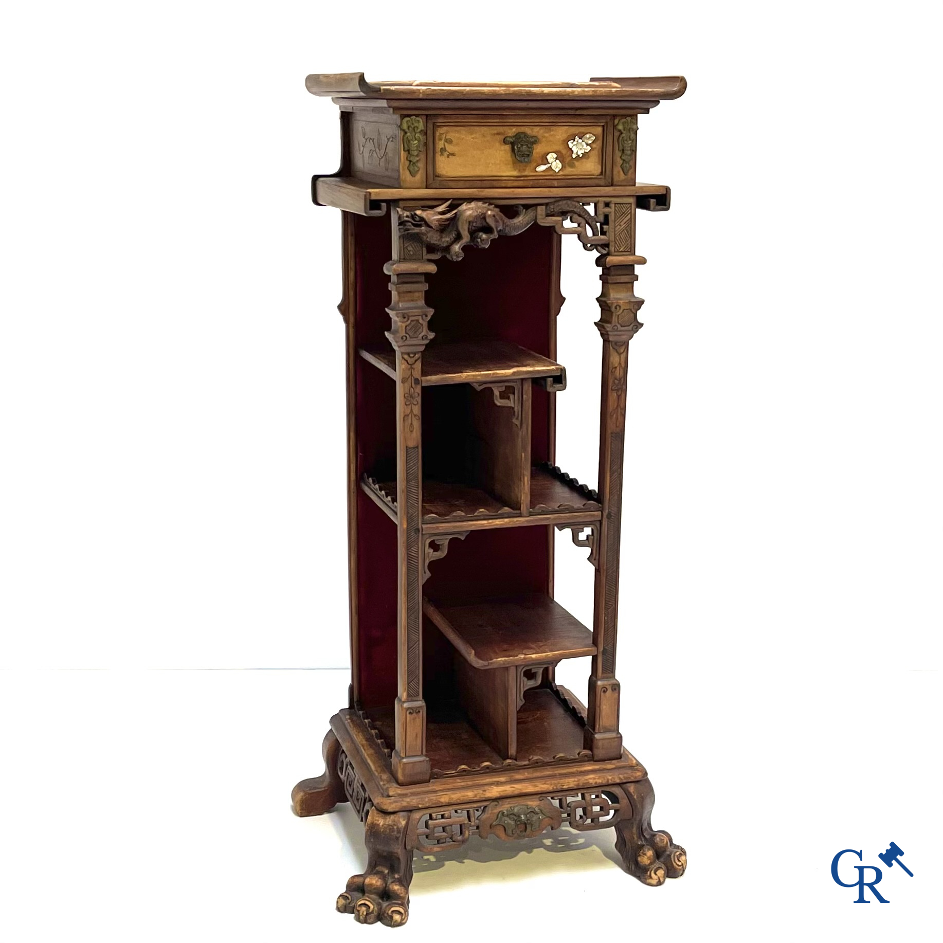 Een piëdestal in Japoniserende stijl met bronsbeslag en inlegwerk. Frans werk toegeschreven aan Viardot. Circa 1890.