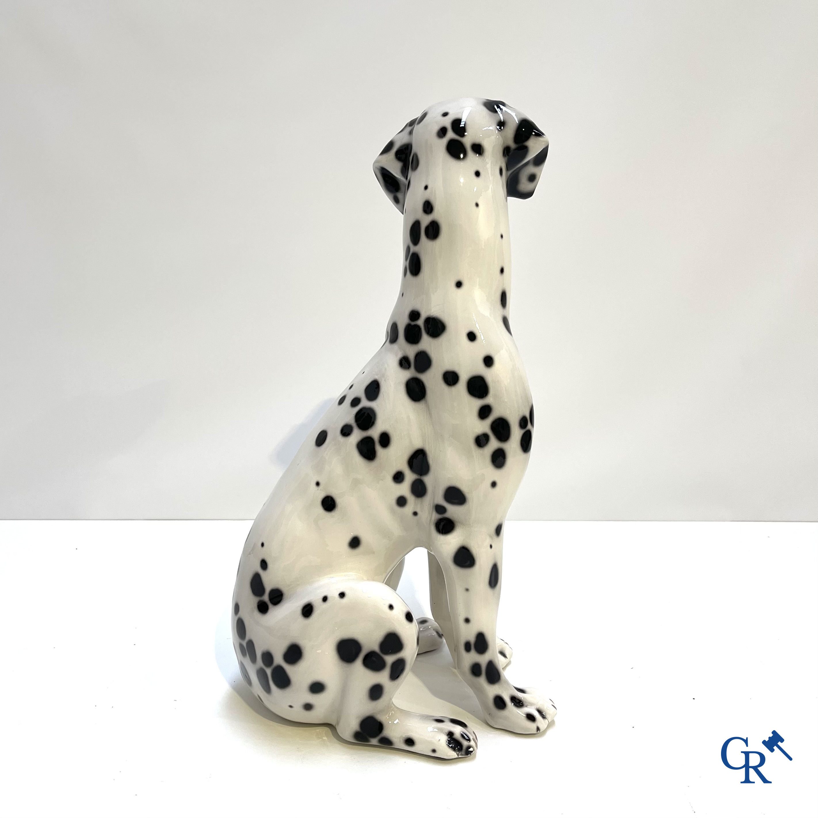 Een grote Dalmatiër in Italiaanse keramiek. Circa 1980.