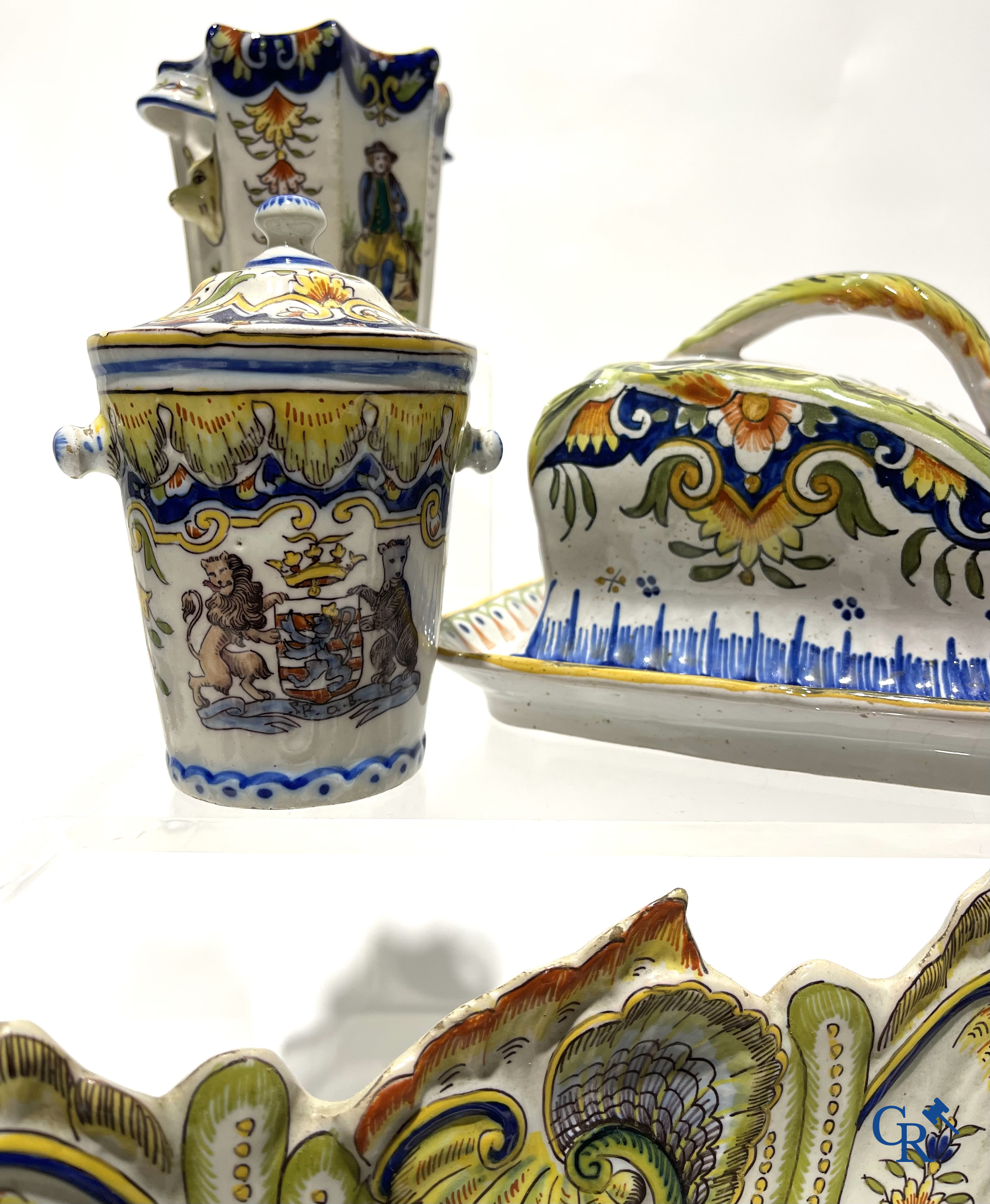 Faience van Rouen, Devres. Interessant en groot lot met diverse polychrome vormstukken. 19e eeuw.