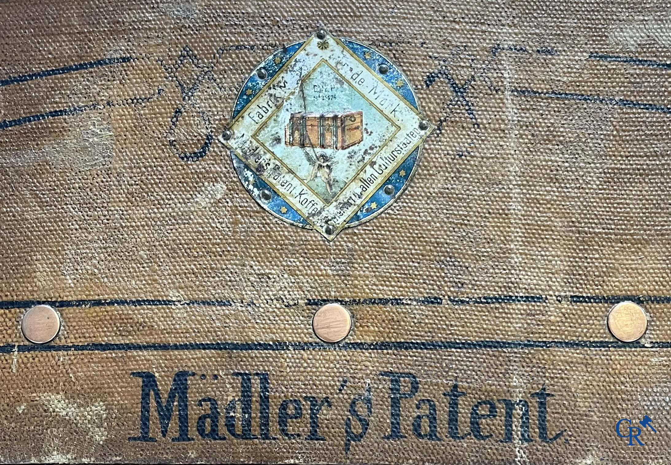 Antieke koffer. Buitengewone grote reiskoffer met dressing. Meerdere schuiven en opbergvakken. Circa 1900.