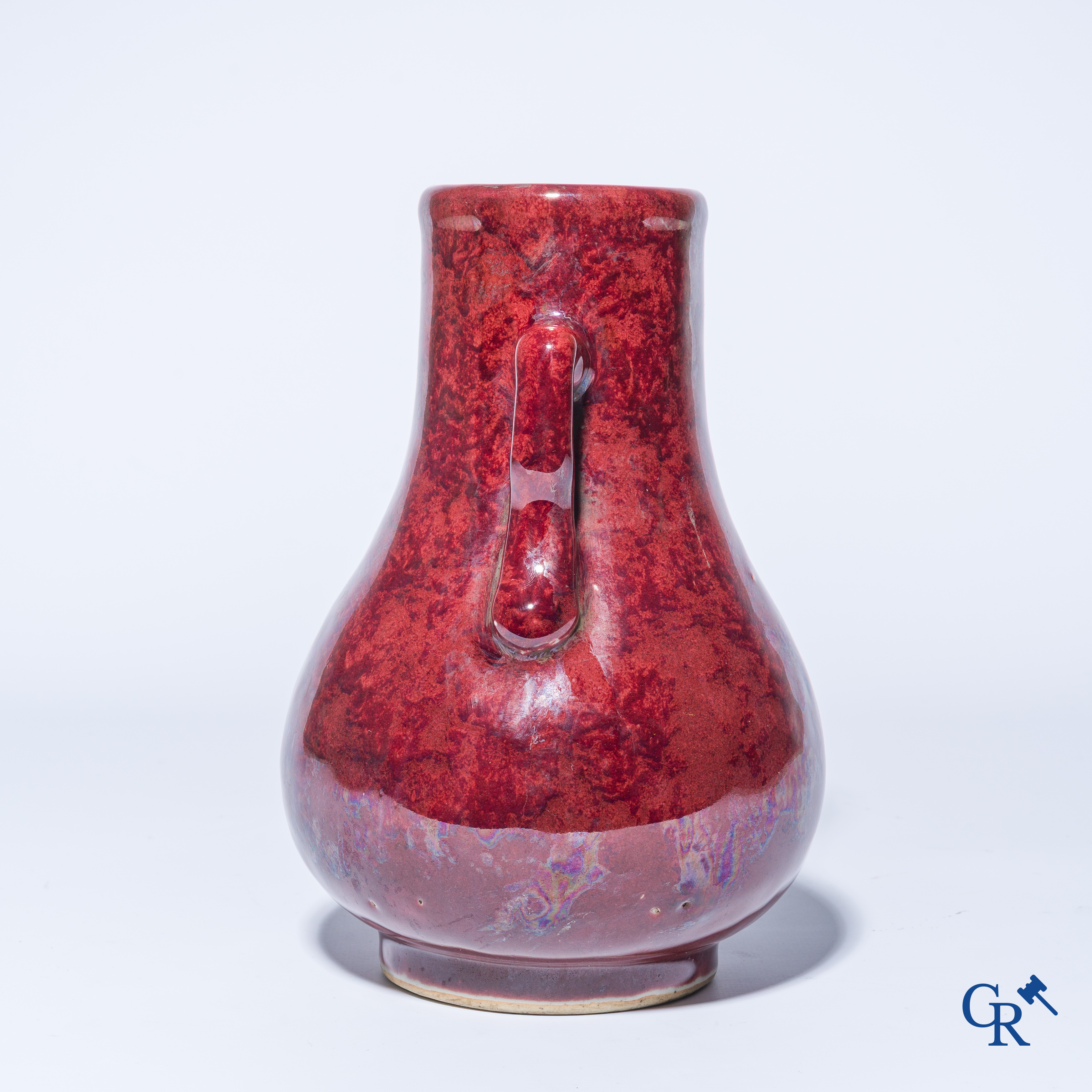 Aziatica. Een Chinese porseleinen Sang de boeuf vaas. 19e eeuw.