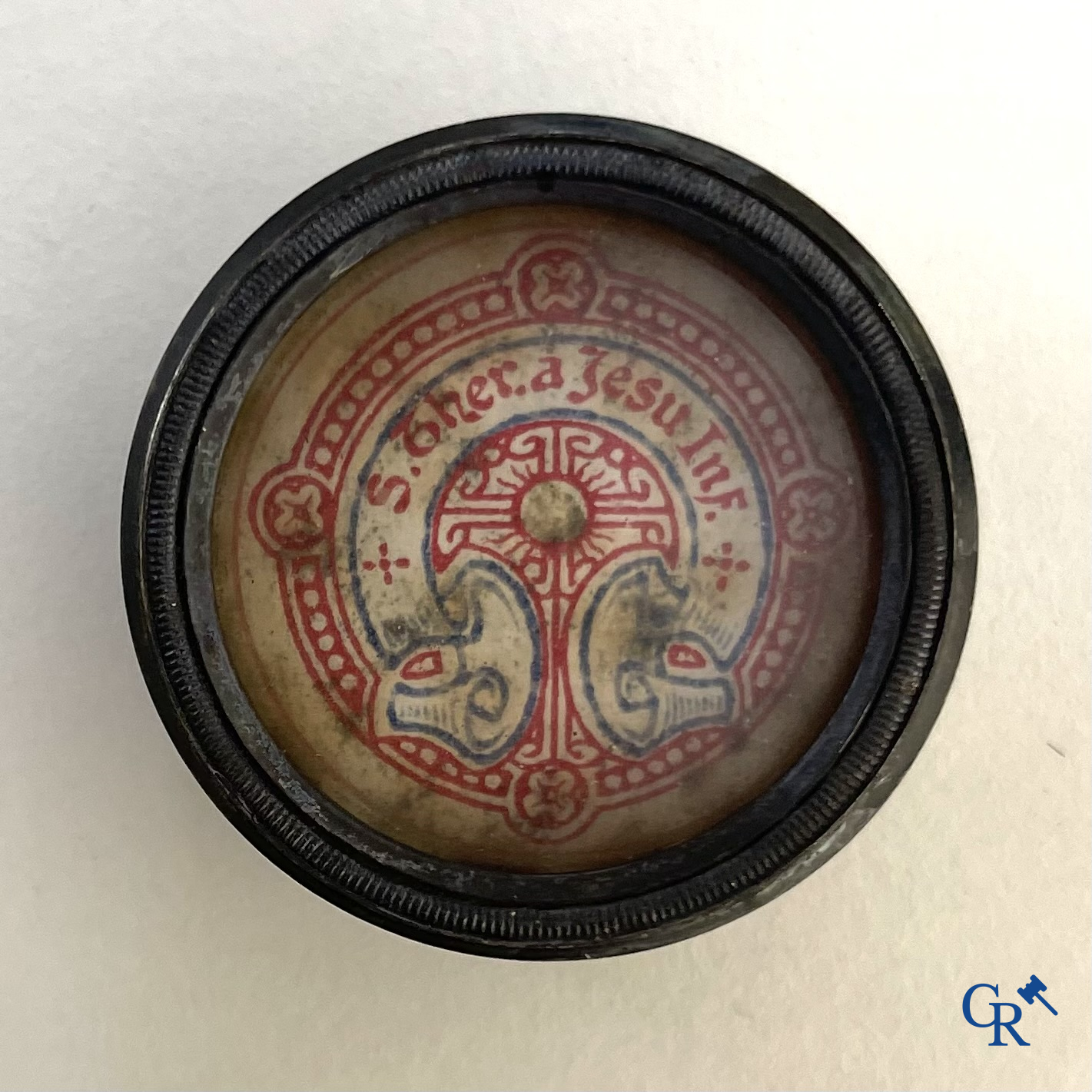 Religieuze objecten. Een verzegelde theca met relikwie van Sint Theresia van Avila.