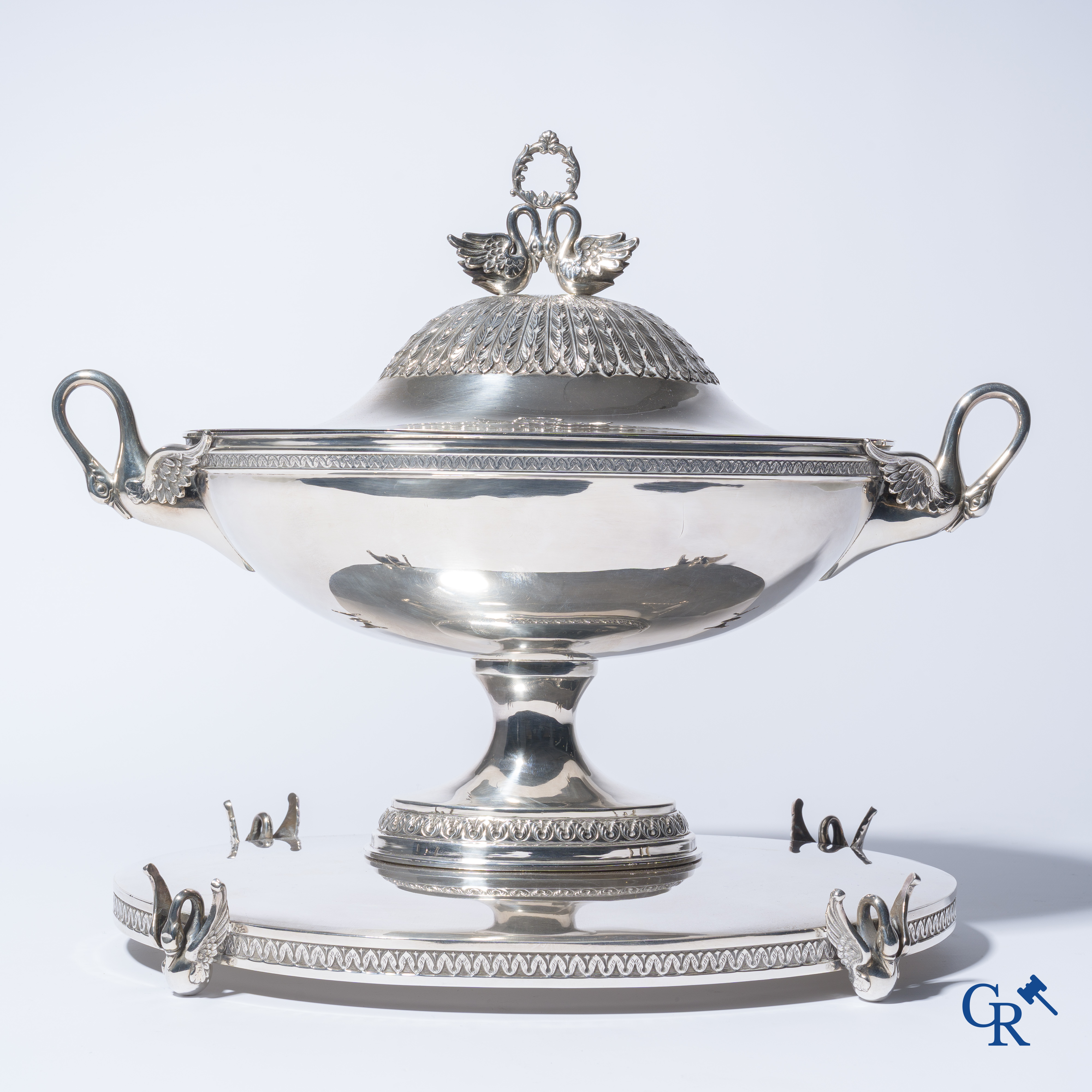 Zilver. Uitzonderlijk tafelmiddenstuk met zwanen in zilver 915°/00. Empire stijl.