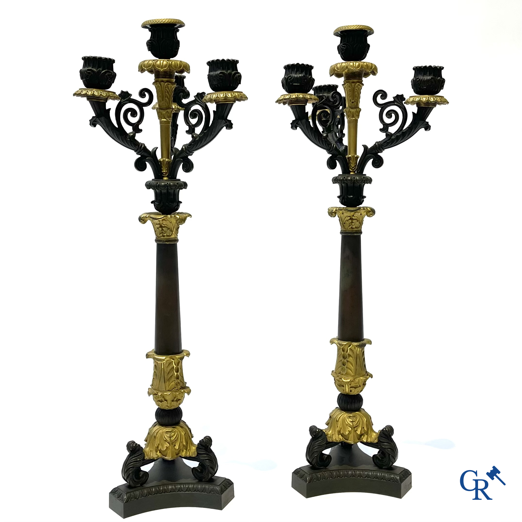 Paar grote Charles X kandelaars in gepatineerd en verguld brons. Frankrijk 19e eeuw.