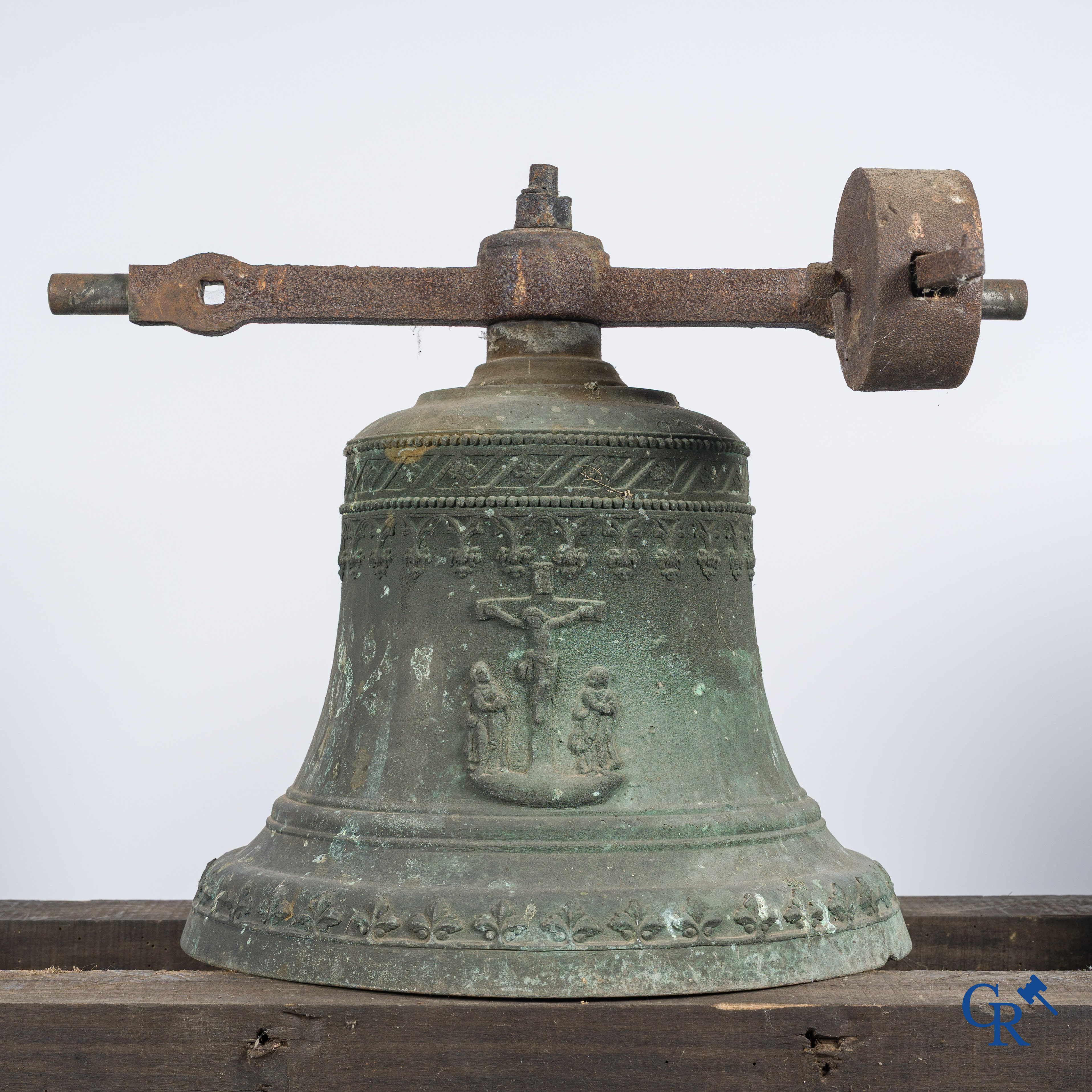 Religieuze objecten. Een antieke kerkklok of bel in brons. Peter Hilzen Neustadt 1887. Met origineel smeedijzer juk.