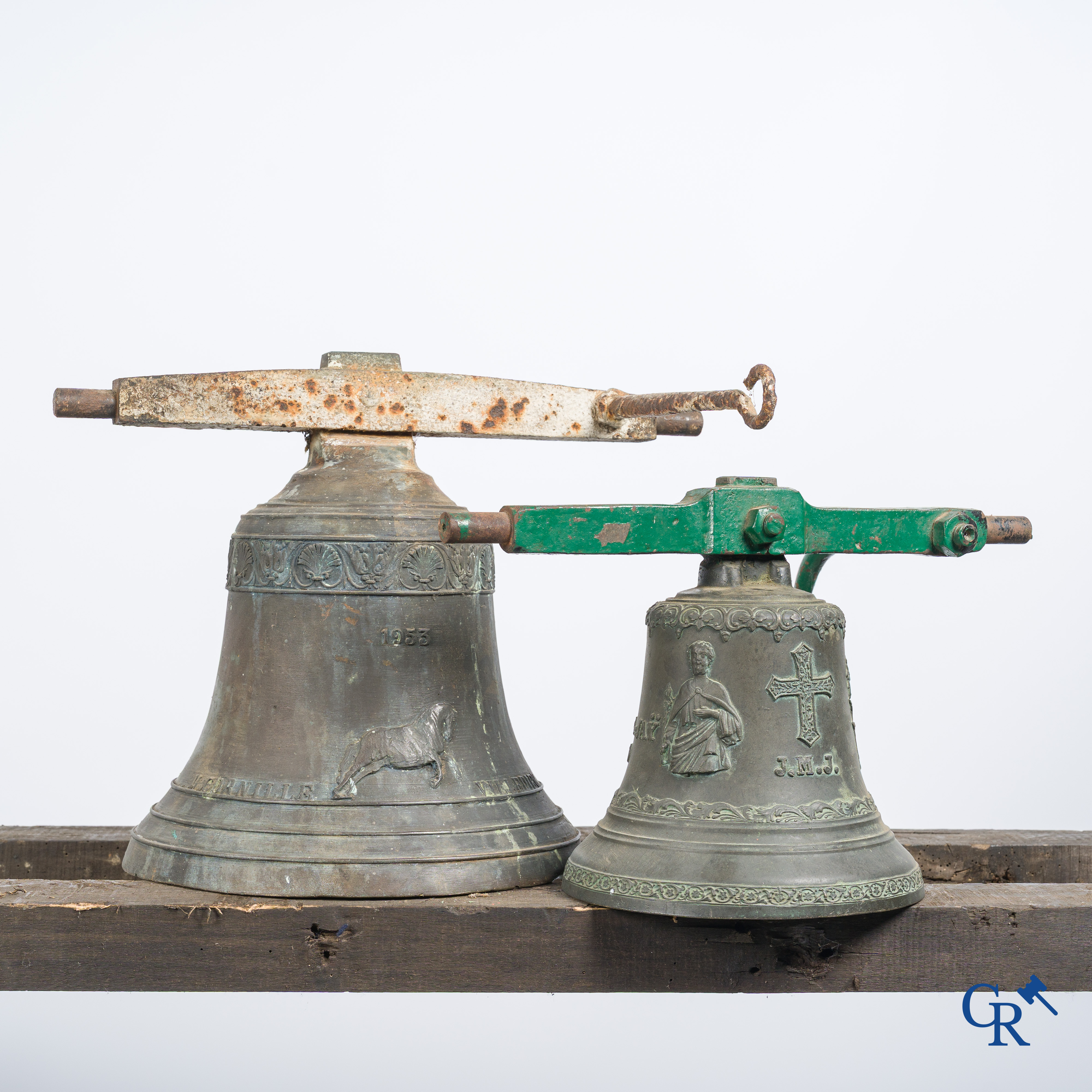 2 Bronzen bellen met smeedijzer juk, waarvan één met een gedecoreerde inscripitieband en afbeelding van een paard.