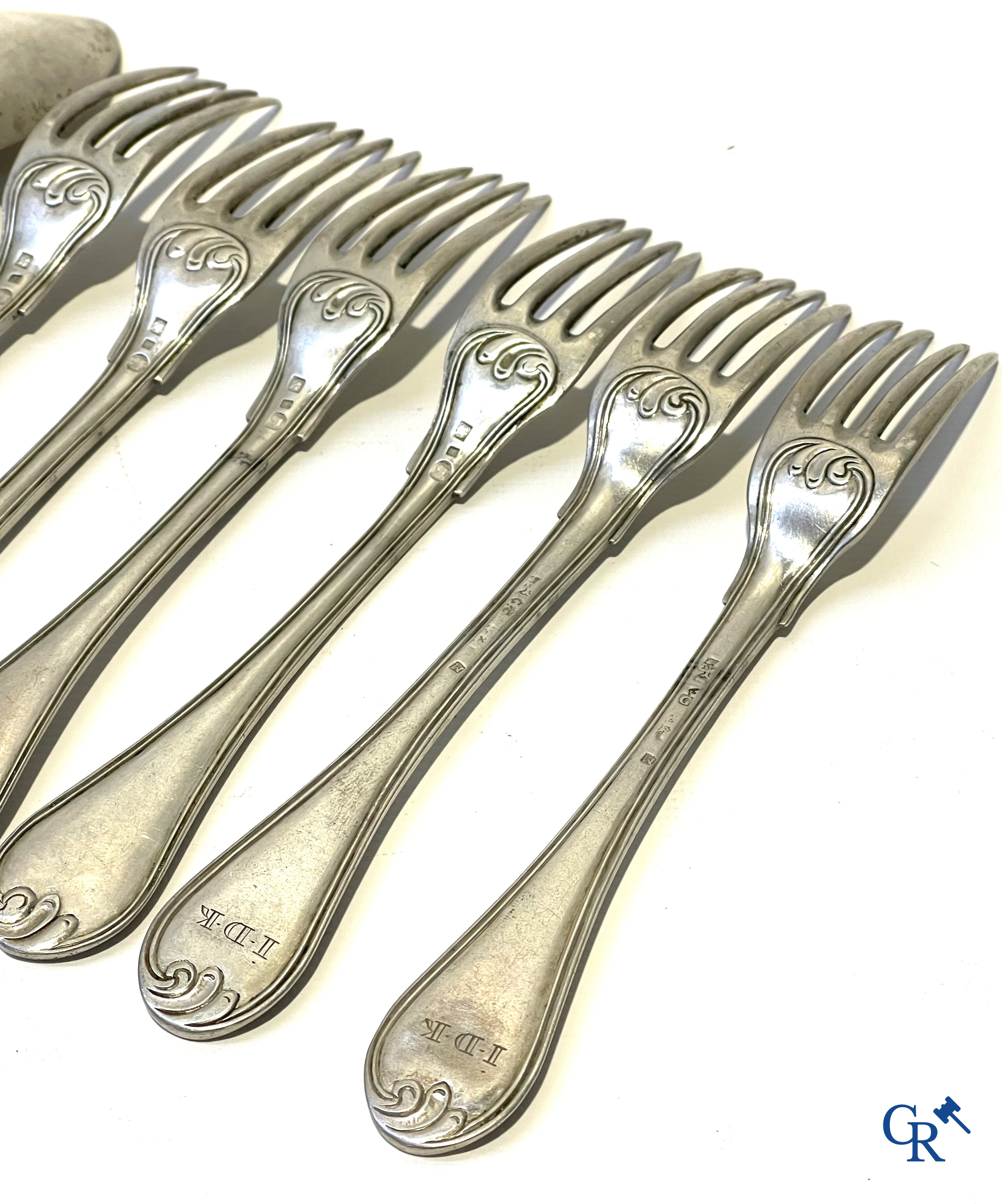 Zilver. Lot betaande uit 12 stuks zilver bestek. België, 18e en 19e eeuw.