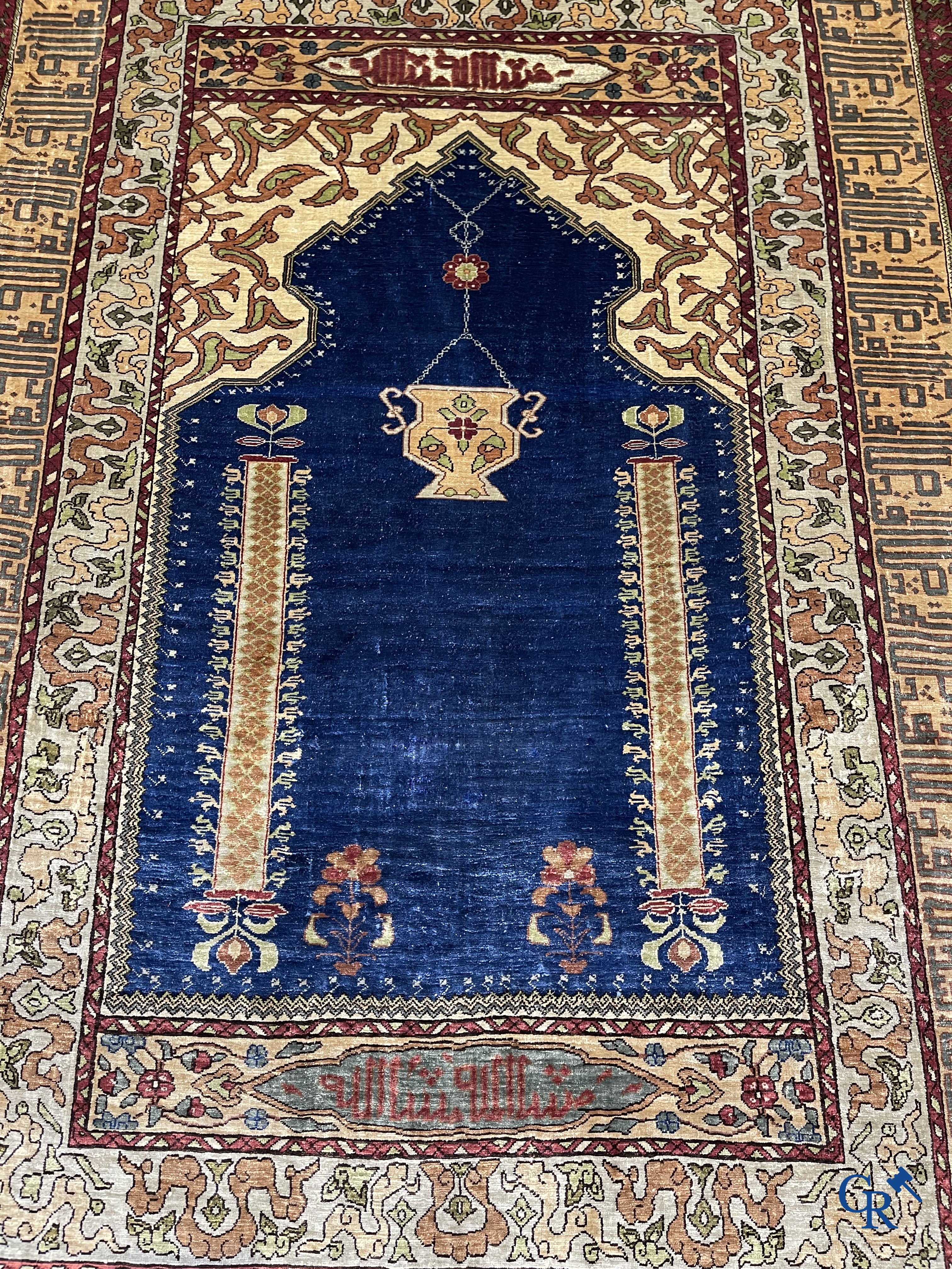 Oosterse tapijten. Een uiterst fijn handgeknoopt zijden tapijt met inscripties en gouddraad. Gesigneerd.