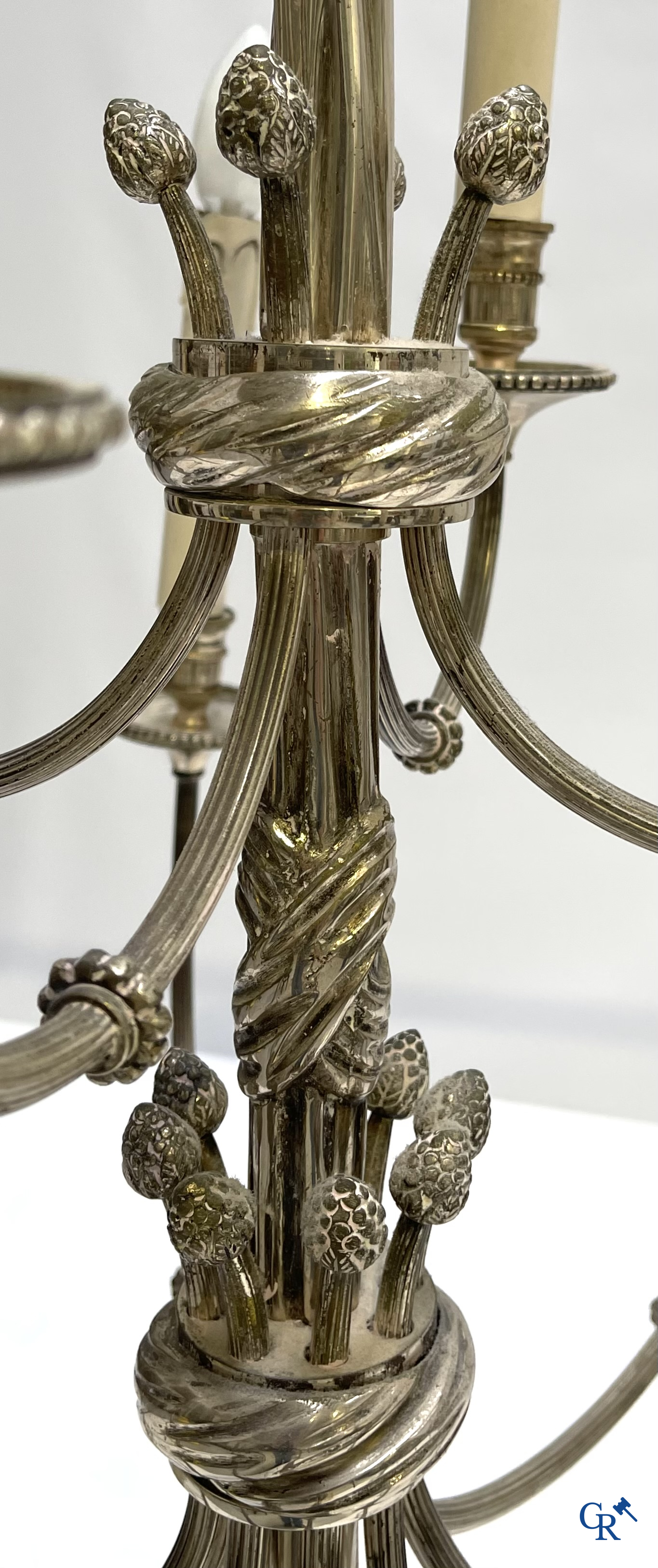 Willy Daro. Grote luchter met 12 lichtpunten in verzilverd brons. LXVI-stijl. Met origineel aankoopbewijs uit 1981.