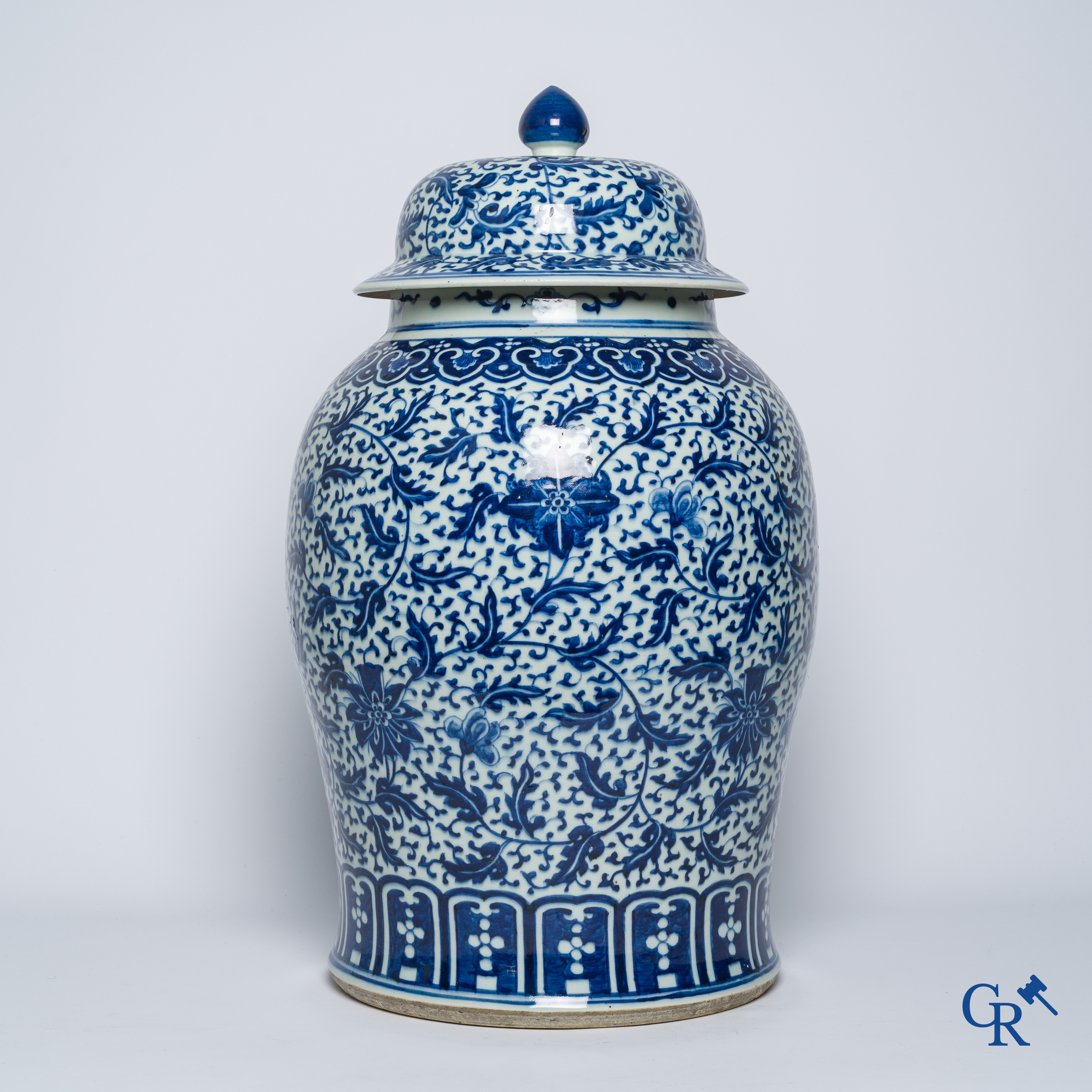Asian Art. Chinese porcelain. A massive Chinese blue and white baluster vase and lid with lotus roll decor. 19th century.