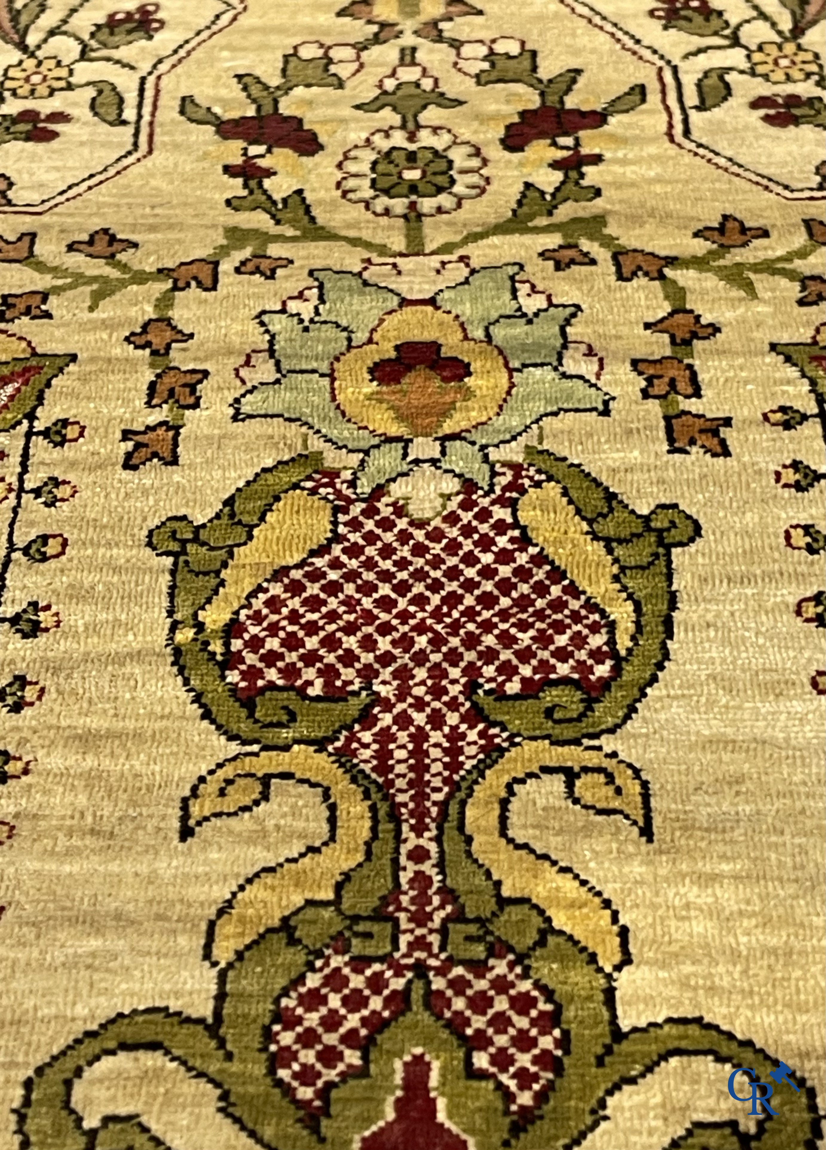 Oosterse tapijten. Hereke, een zijden tapijtje met inscripties. Gesigneerd.