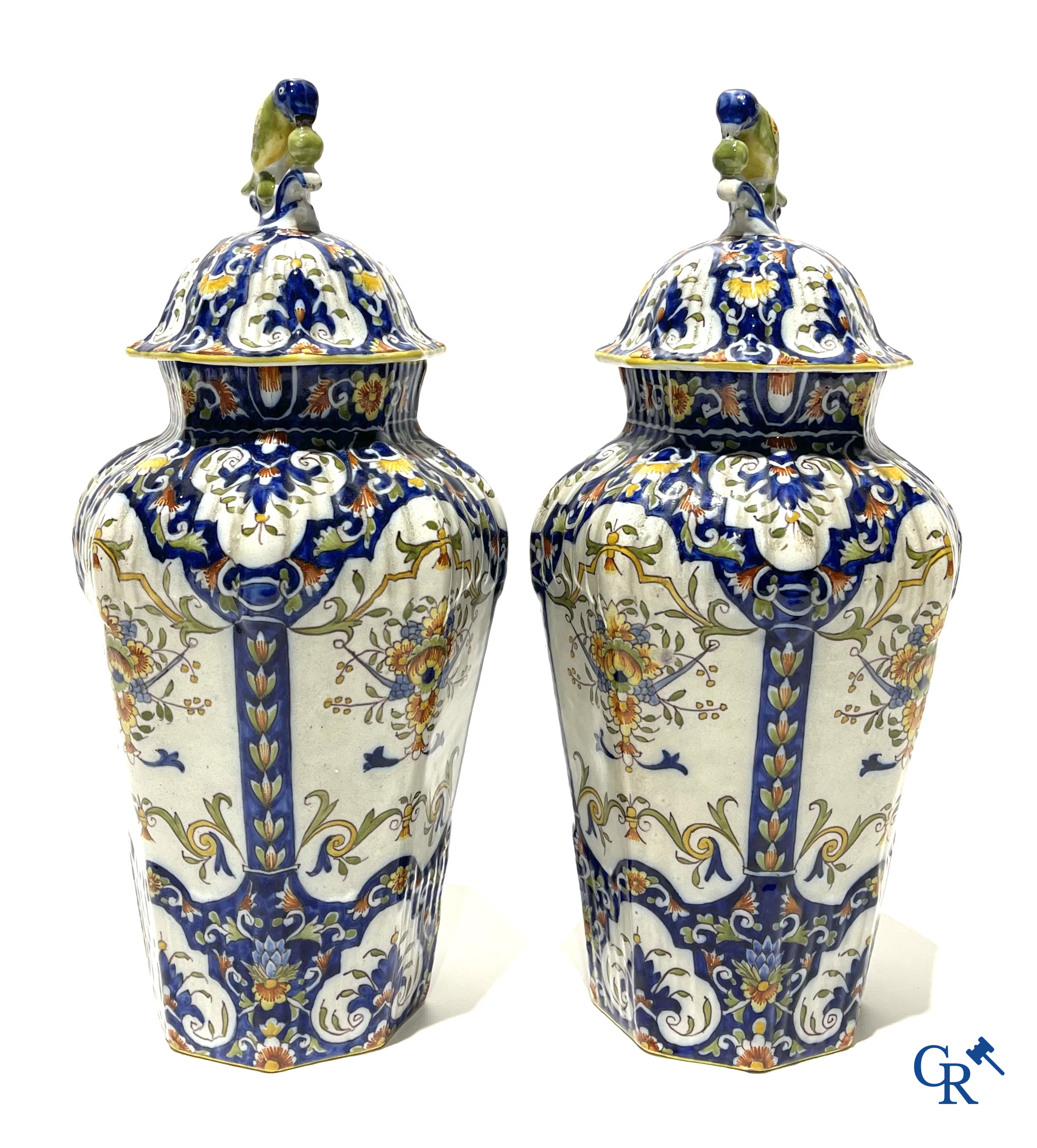 Faience van Rouen, Devres. Interessant en groot lot met diverse polychrome vormstukken. 19e eeuw.