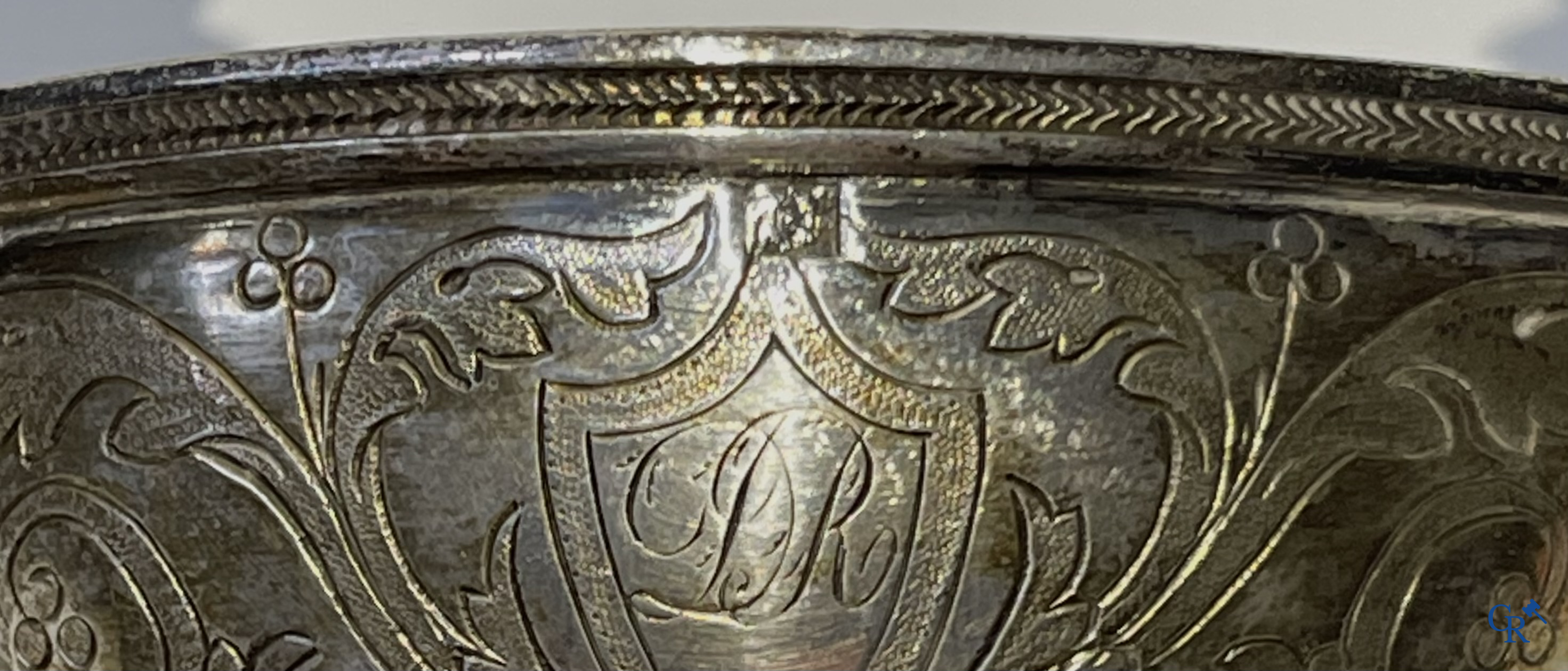 Paar zilveren zoutvaatjes met hanenkopmotief. Zilver 2de gehalte. Meerdere keurmerken. Belgisch werk 19e eeuw.