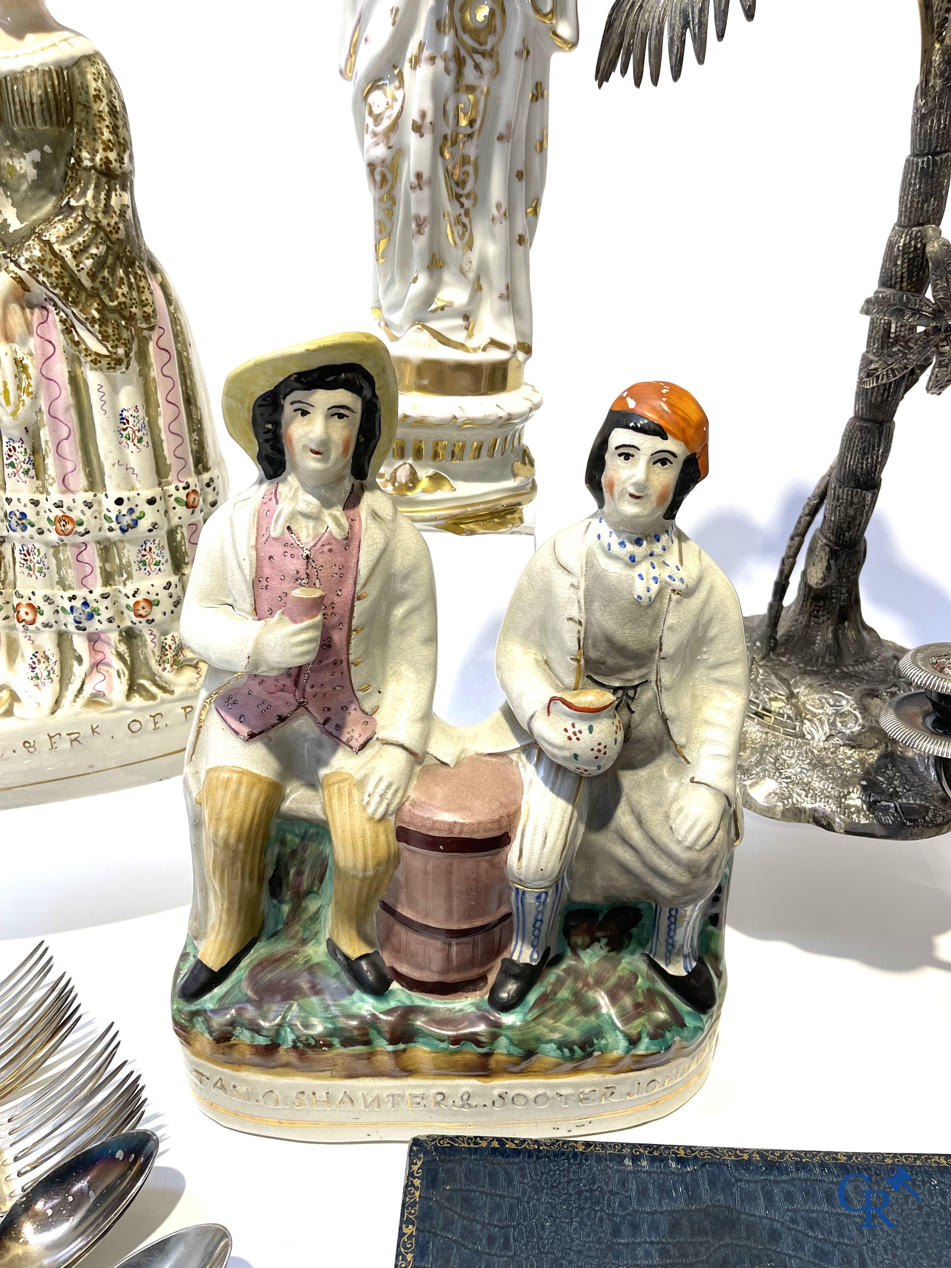 Lot brocante: Stafford, Vieux Paris, kan in Grès, verzilverd bestek, jachtdegen 18e, palmboom Giuseppe Vasari, enz.