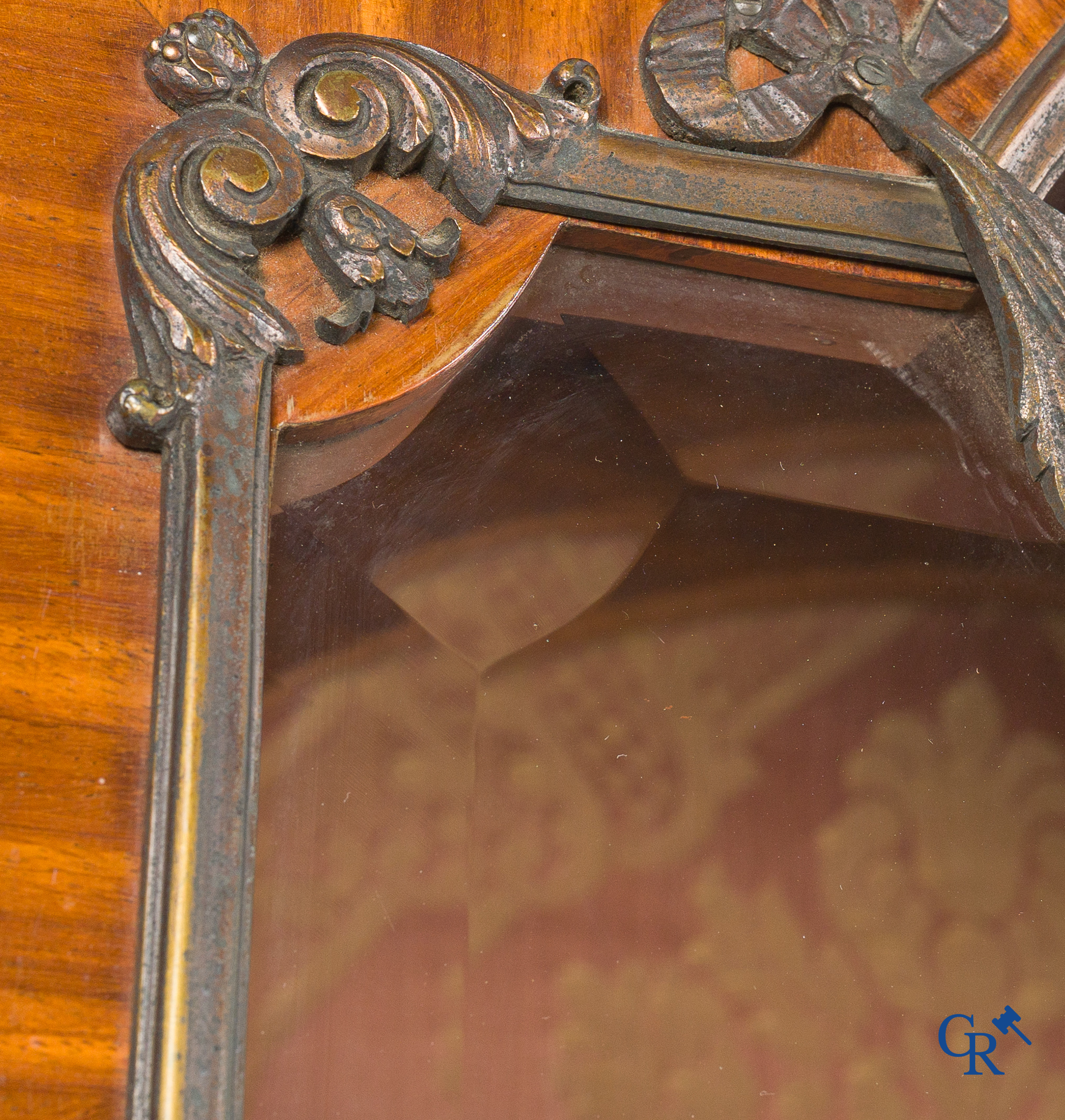 Uitzonderlijke zilver vitrine in mahoniehout fineer en bronsbeslag. Napoleon III stijl. Circa 1900.