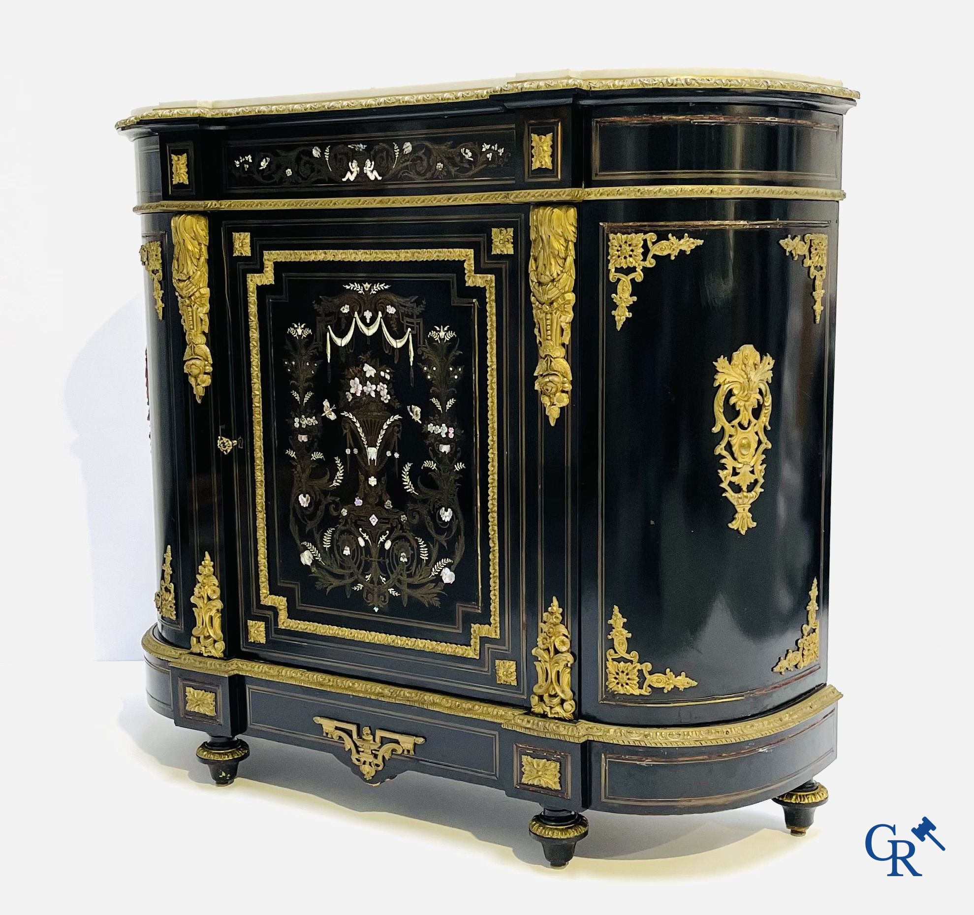 Napoleon III meubel in zwartgelakt hout en bronsbeslag. Marquetterie in de stijl van Boulle en parelmoer inlegwerk.