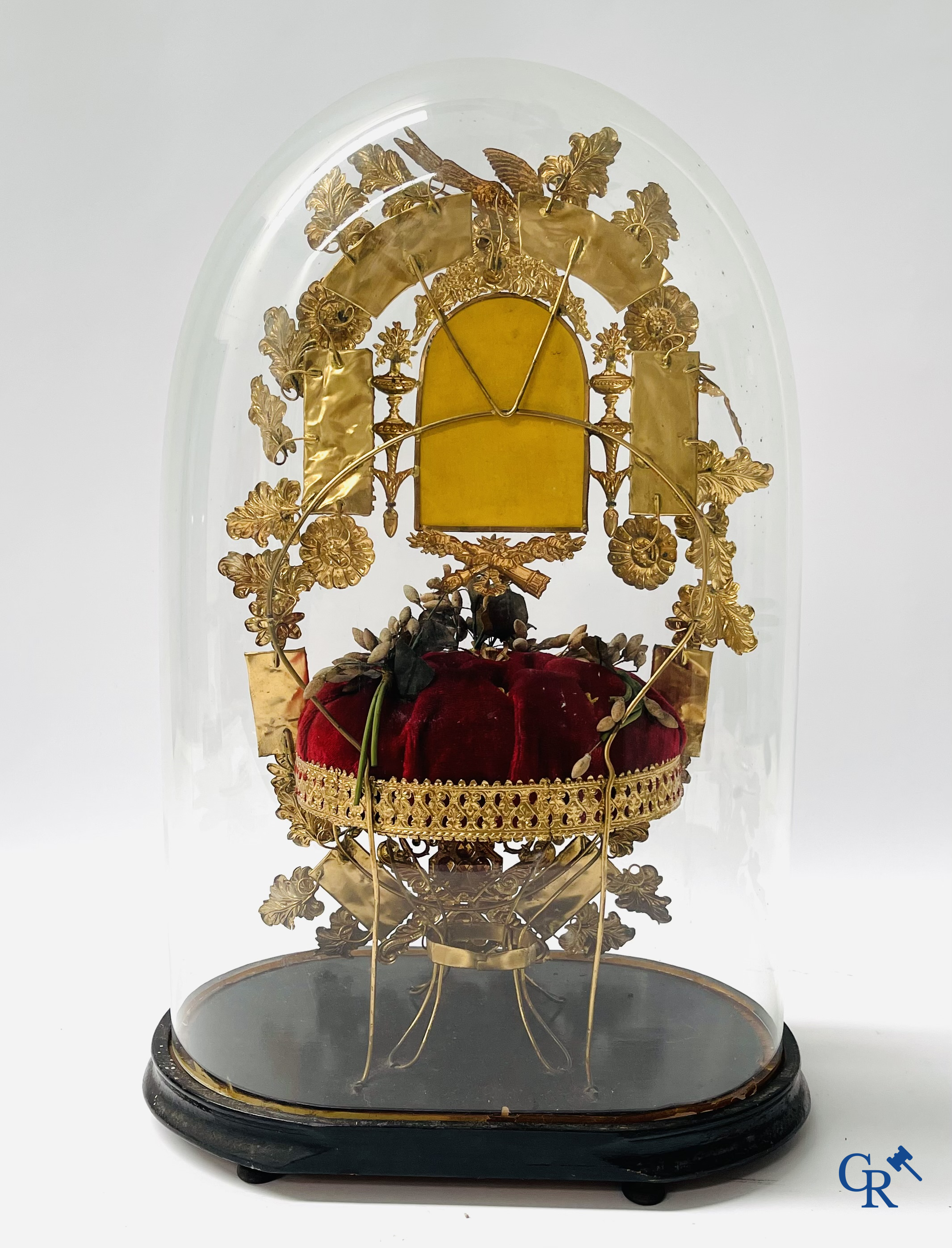 2 globes in glas met bruidsboeket, één met bloemen in biscuit, een ander met spiegels, gedateerd 1908.